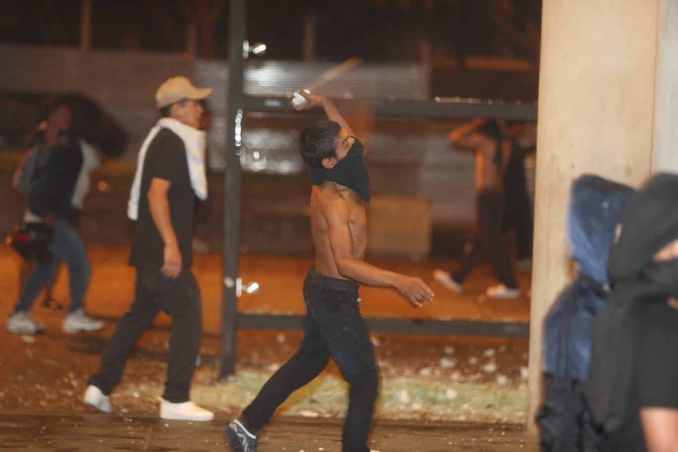 Primeras horas de la noche del 9 de octubre son marcadas por tensión en la ciudad capital'