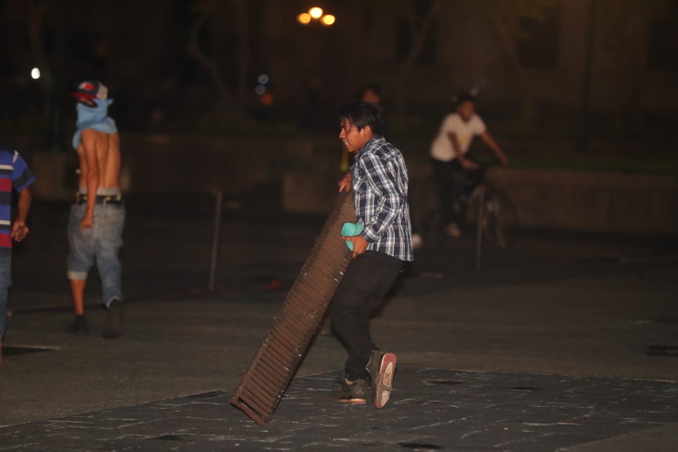 Primeras horas de la noche del 9 de octubre son marcadas por tensión en la ciudad capital'