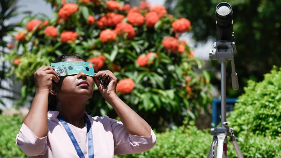 Las gafas para observar el eclipse deben tener suficiente protección para evitar una lesión ocular. (Getty Images)