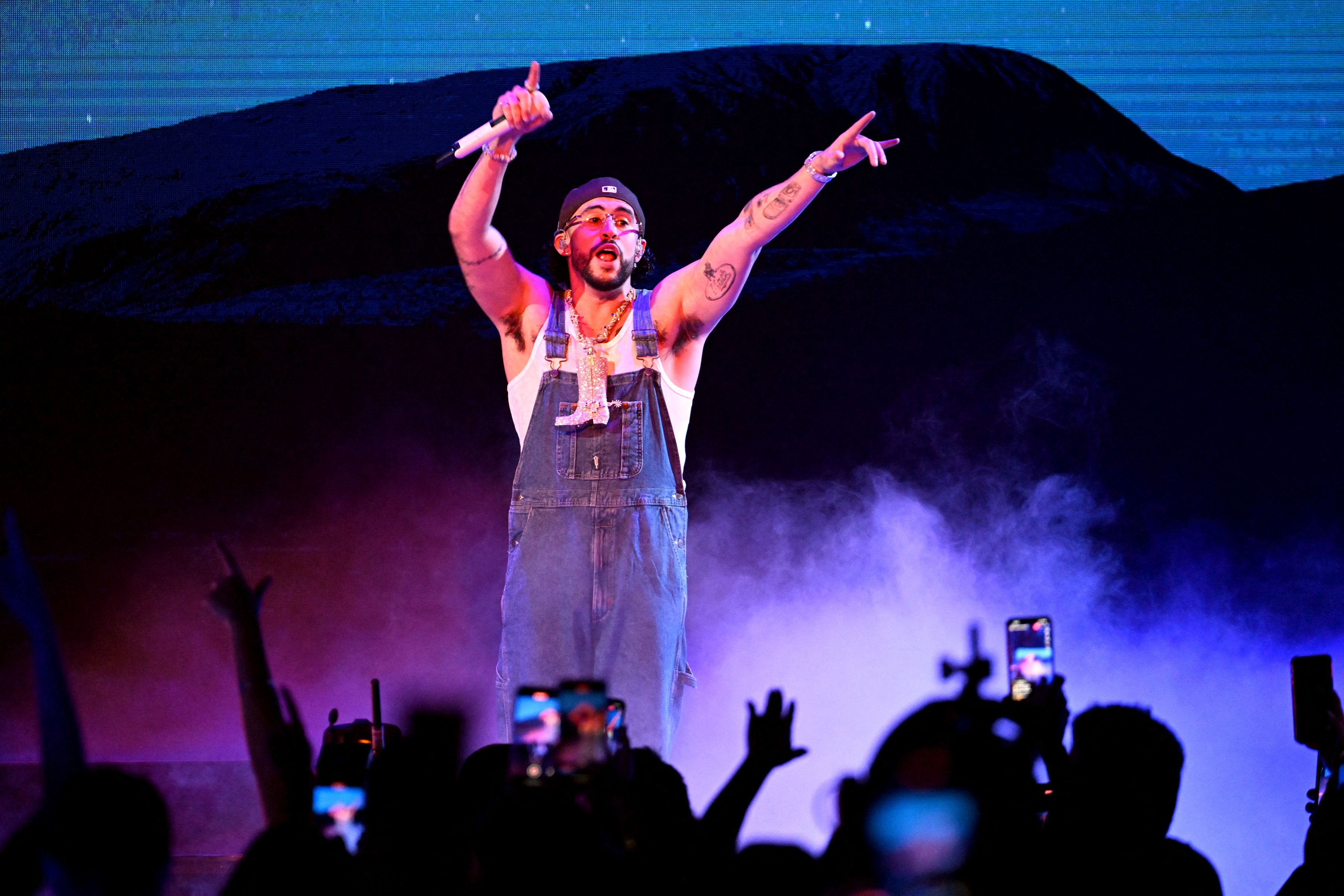 Bad Bunny se presenta en el escenario durante los Premios Billboard de la Música Latina 2023 en el Watsco Center el 5 de octubre de 2023 en Coral Gables, Florida. (Foto de Jason Koerner/Getty Images/AFP)