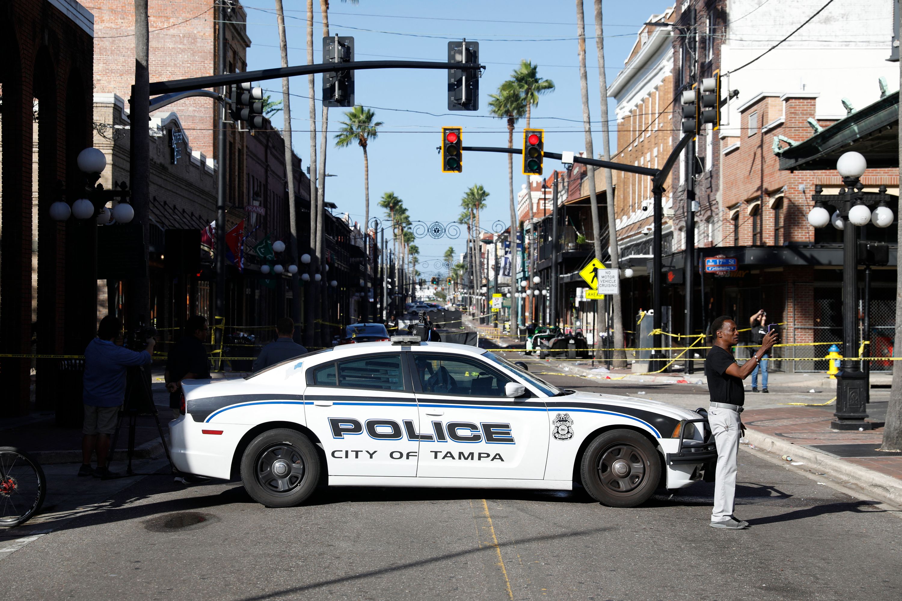 El tiroteo fue el sábado por la noche en un área de bares y restaurantes donde se llevaban a cabo fiestas de Halloween.   (Foto Prensa Libre: Getty Images via AFP)