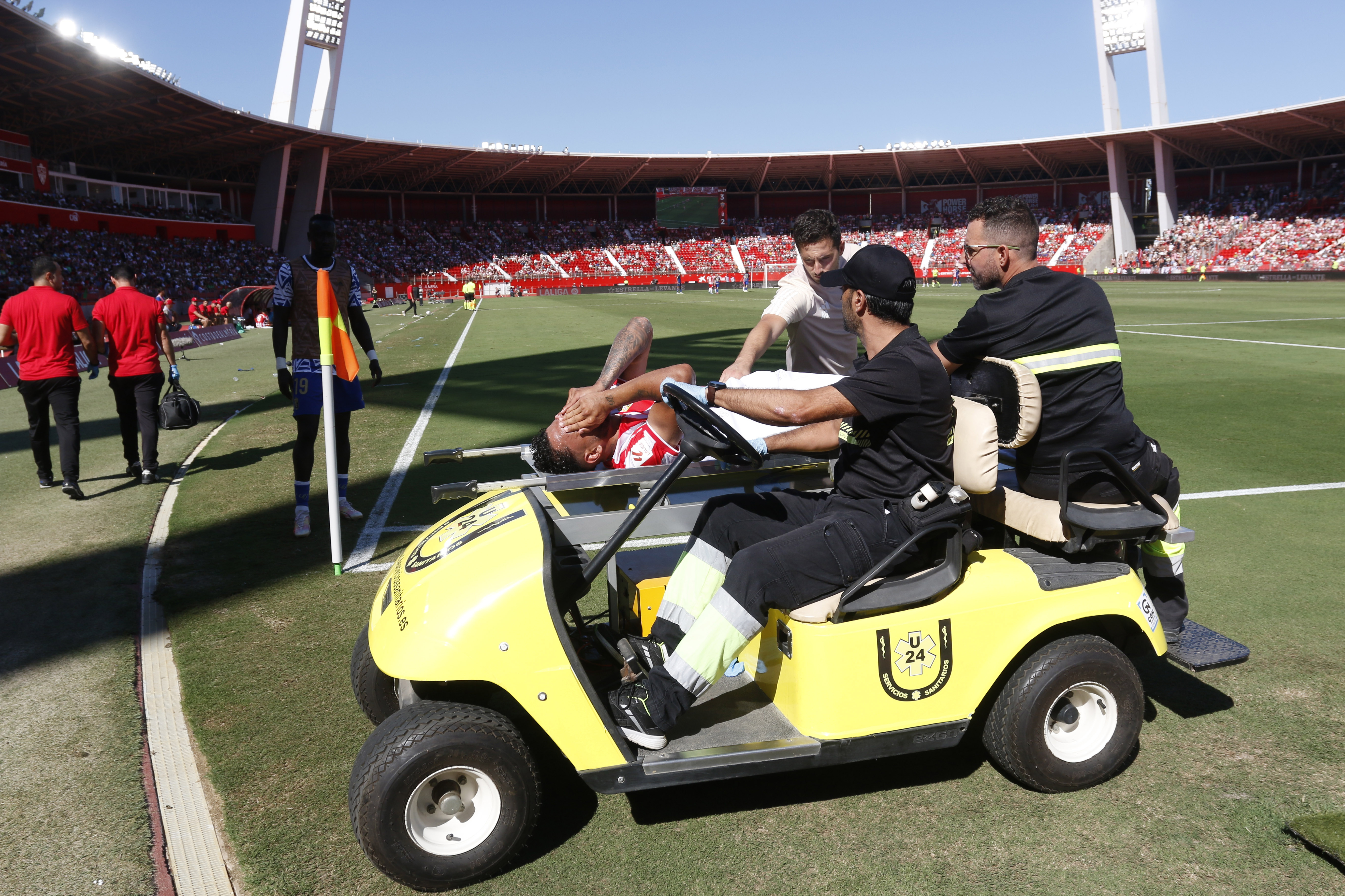 El jugador de la U.D. Almería, Luis Suárez, se retira lesionado durante el partido celebrado este domingo en Power Horse Stadium de Almería, correspondiente a la jornada 8 de LaLiga. (Foto Prensa Libre: EFE)