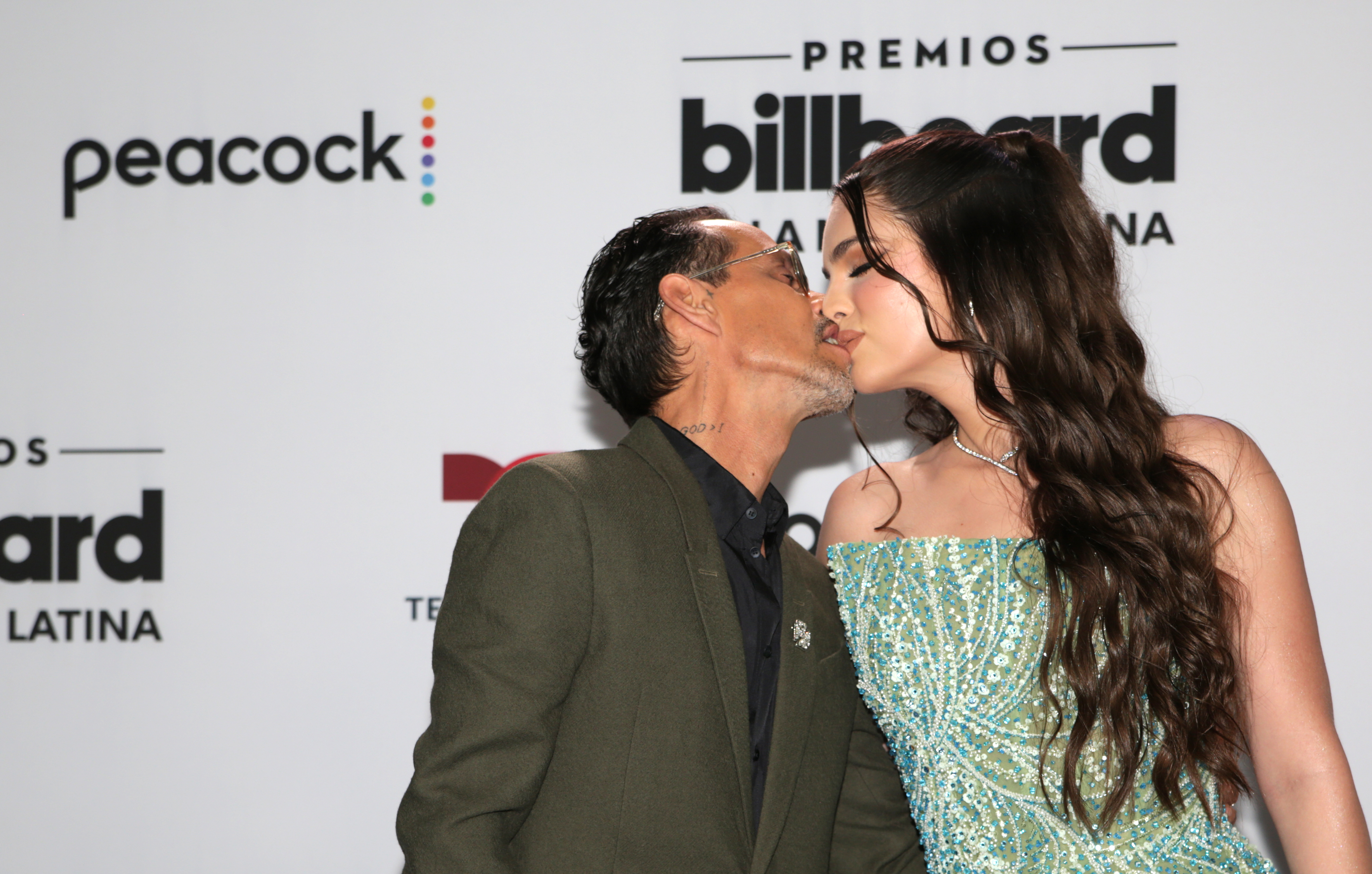 Marc Anthony y Nadia Ferreira posan en la alfombra azul de los Premios Billboard de la Música Latina 2023. (Foto de archivo Prensa Libre: EFE/Marlon Pacheco)