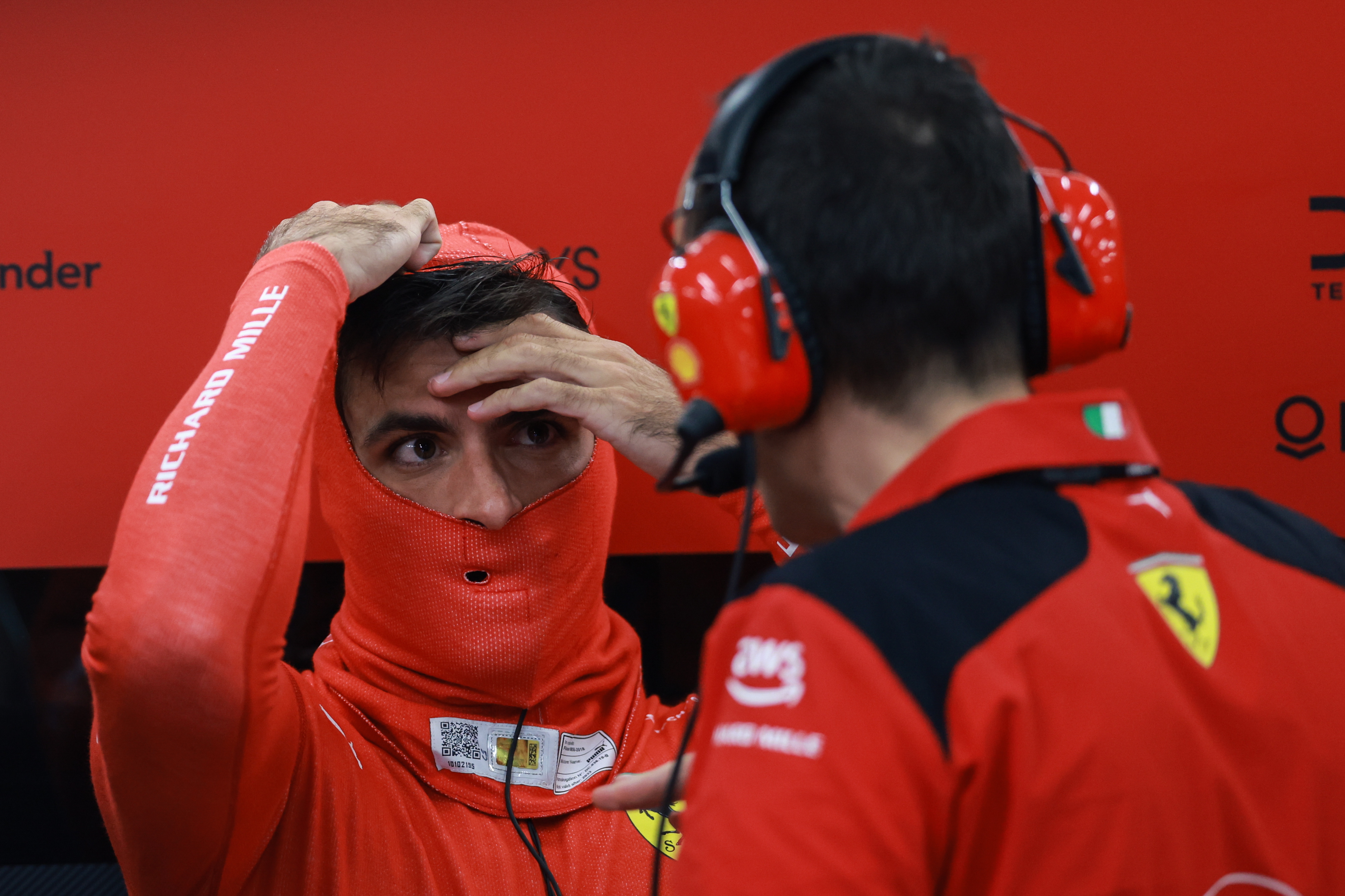 El piloto español de F1, Carlos Sainz, de Ferrari antes del Sprint Race en el Circuito Internacional de Lusail en Catar. (Foto Prensa Libre: EFE)