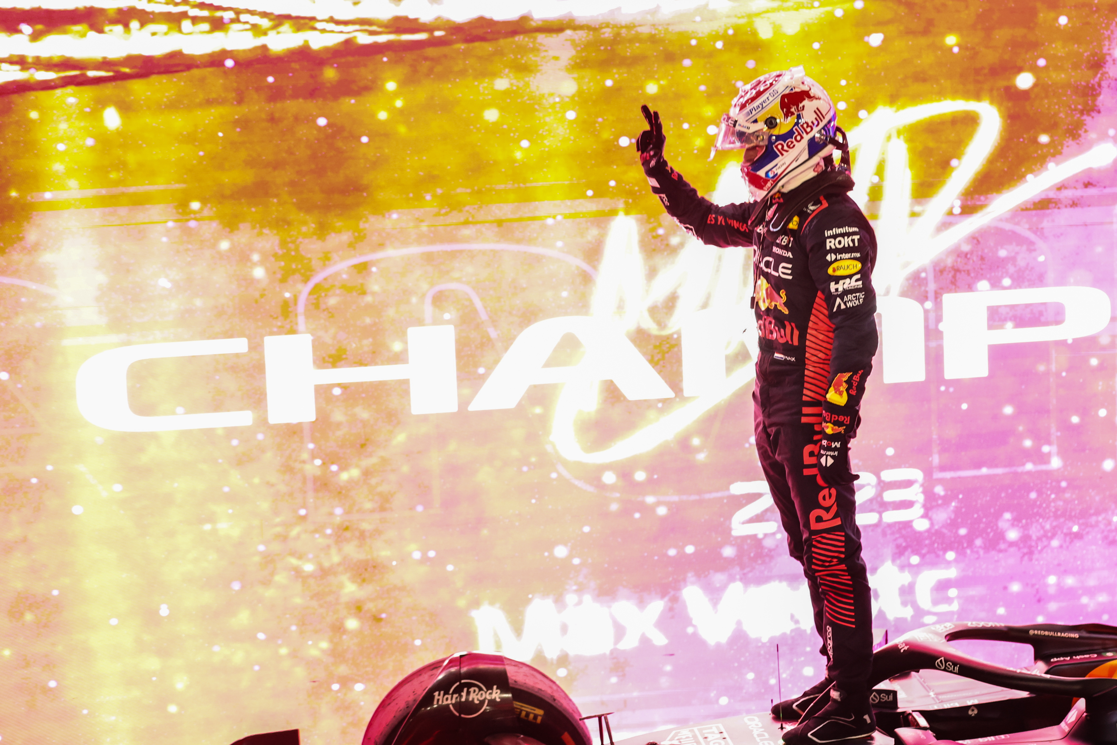 El piloto neerlandés de Fórmula Uno, Max Verstappen, de Red Bull celebra después de ganar el sprint race en el Circuito Internacional de Lusail en Catar. (Foto Prensa Libre: EFE)