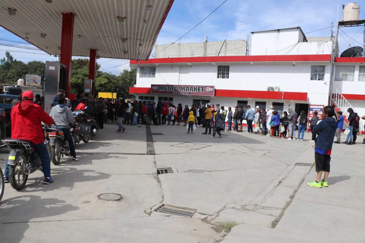 Vecinos de la cabecera de Huehuetenango hacen largas filas para intentar comprar combustible, este sábado 7 de octubre de 2023. (Foto Prensa Libre. Mike Castillo)