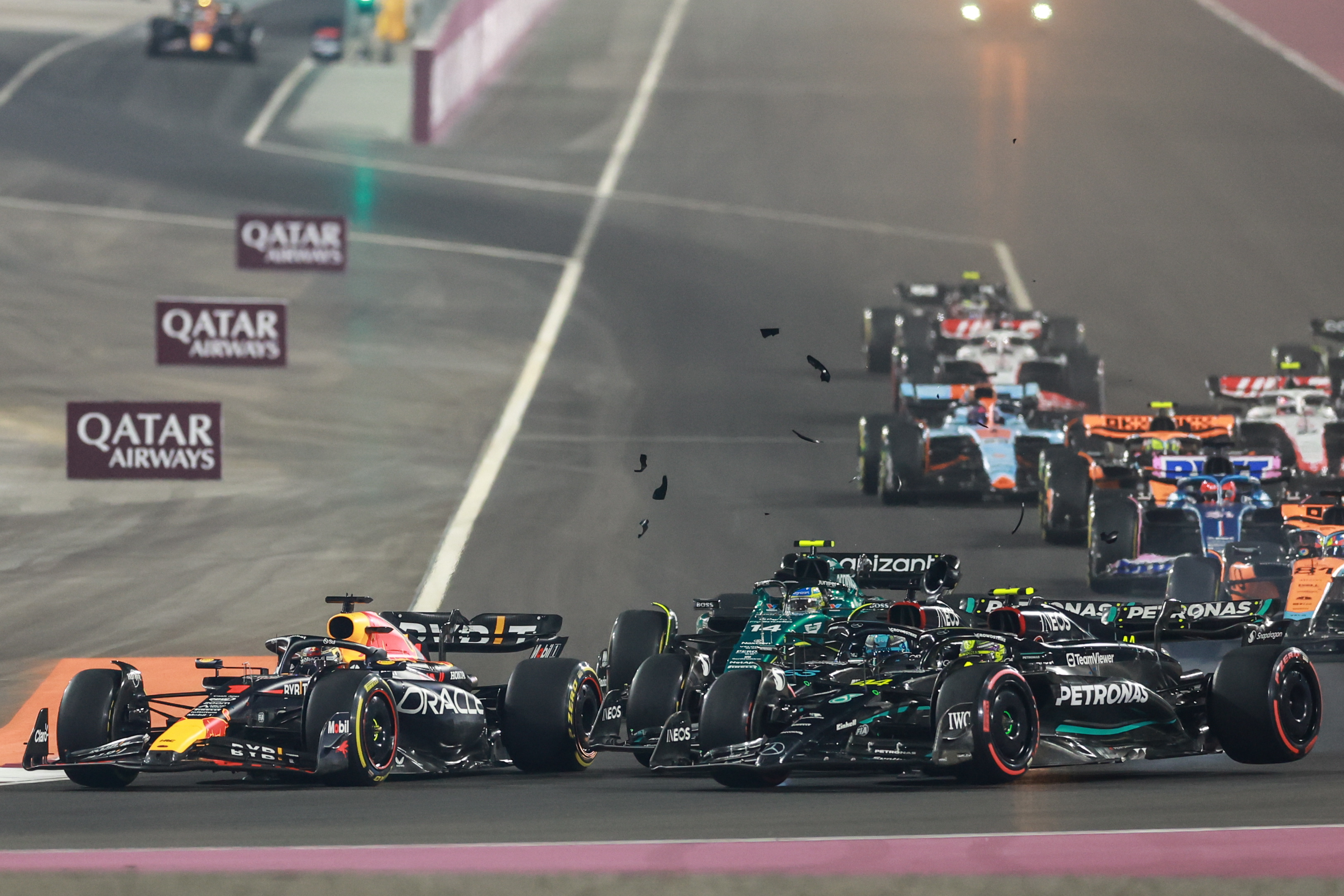 Los pilotos de Mercedes-AMG Petronas, George Russell y Lewis Hamilton se estrellan cerca de Max Verstappen de Red Bull Racing. (Foto Prensa Libre: EFE)