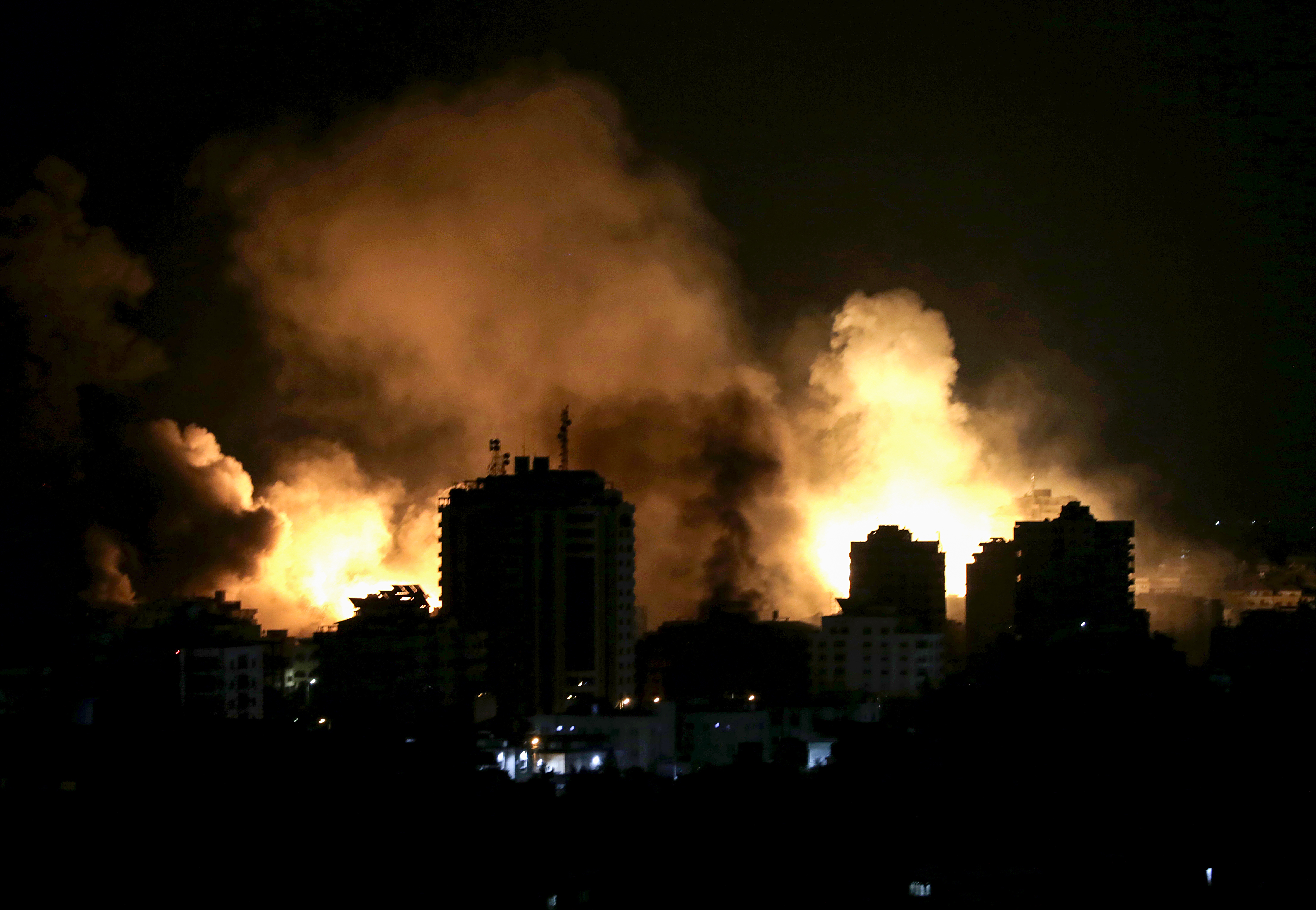 El humo se eleva tras un ataque aéreo israelí en la ciudad de Gaza, 9 de octubre de 2023. (Foto Prensa Libre: EFE/EPA/MOHAMMED SABRE)