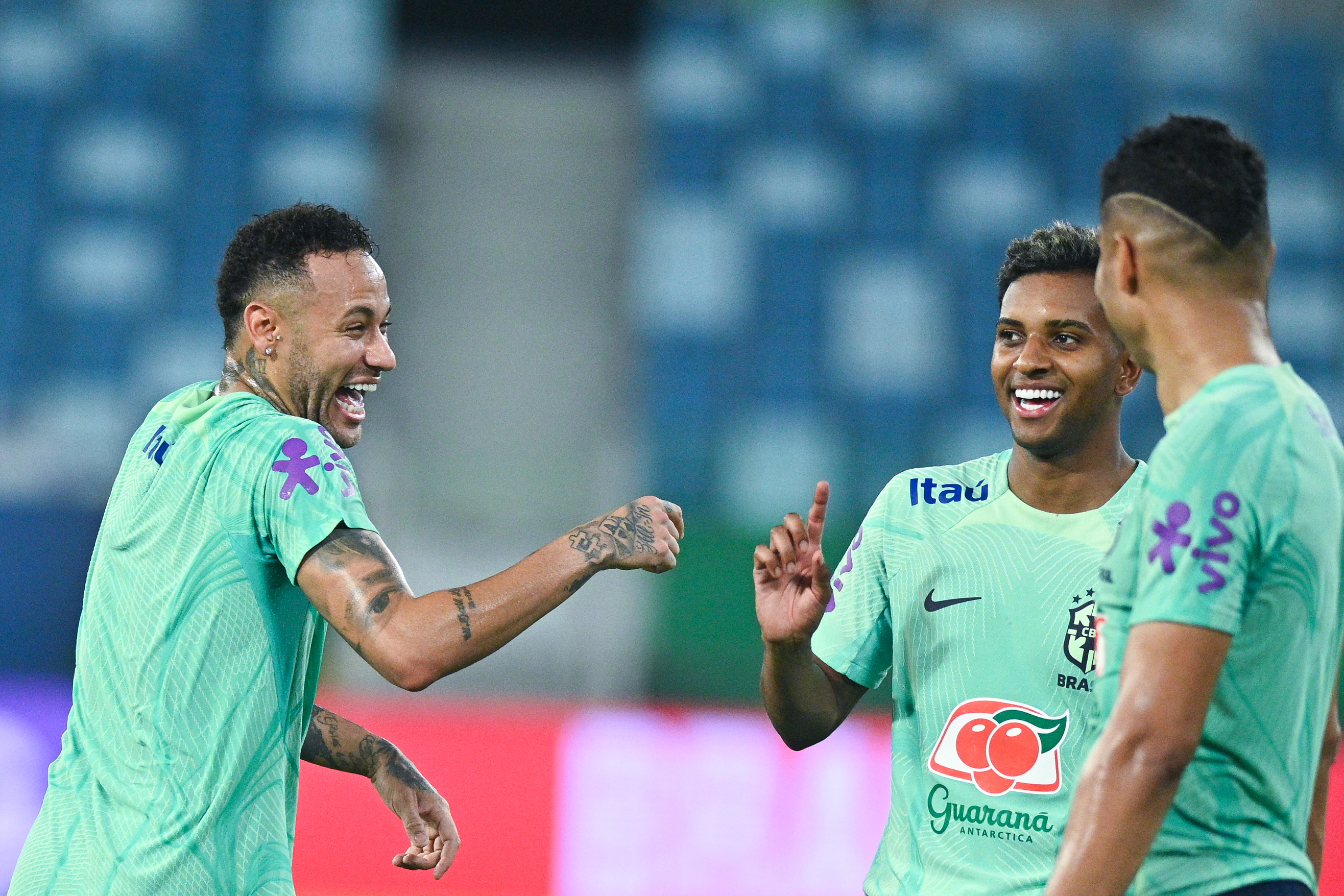 AME5849. CUIABÁ (BRASIL), 10/10/2023.- Los jugadores de la selección brasileña de fútbol, Neymar Jr. (i), Rodrygo (c), y Casemiro (d), reaccionan durante un entrenamiento en la Arena Pantanal hoy en Cuiabá (Brasil). La selección brasileña se enfrenta a Venezuela el próximo jueves, en partido válido por las eliminatorias del Mundial 2026. EFE/Andre Borges