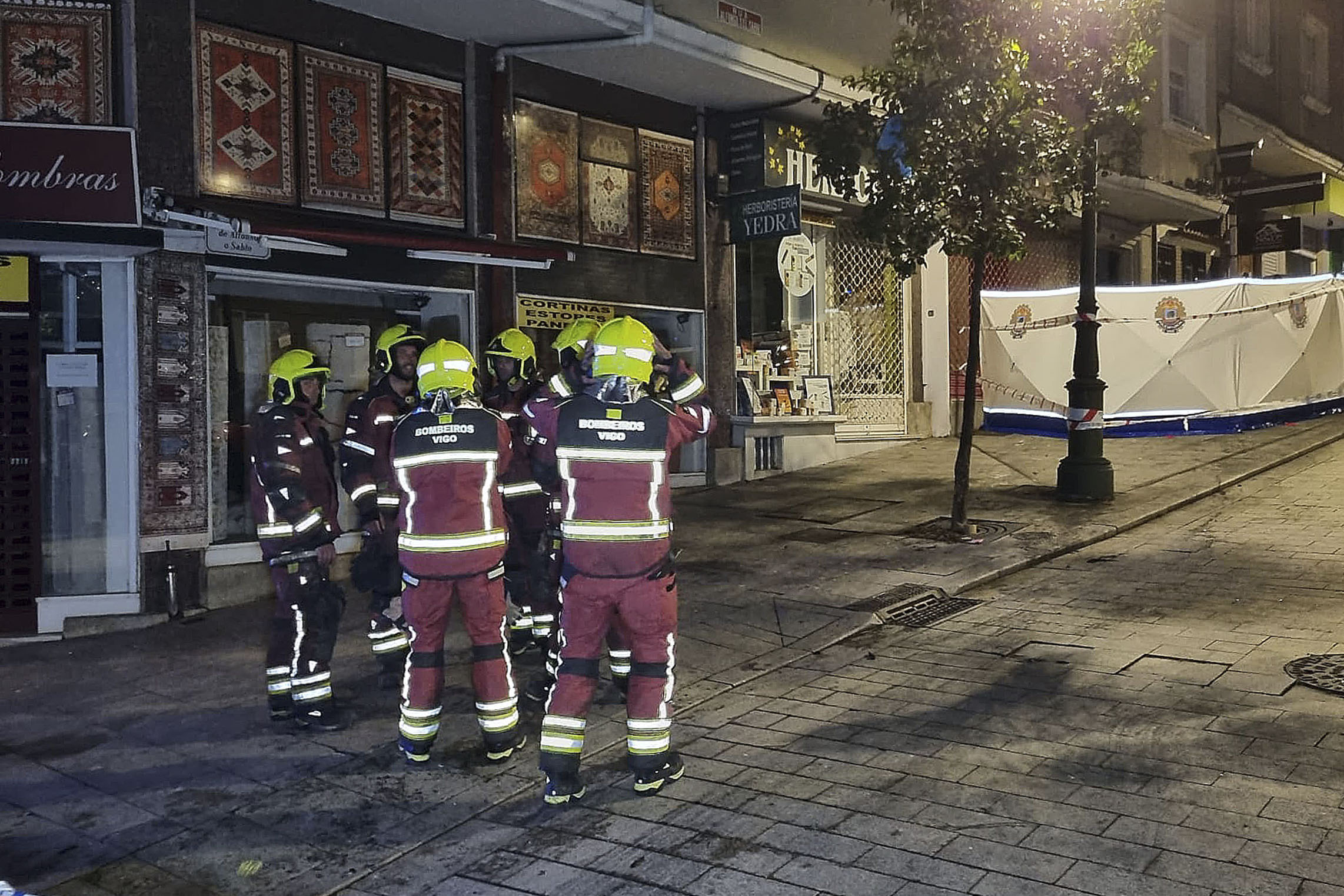Cuatro personas, entre ellos tres menores han fallecido en el centro de Vigo en el incendio de un edificio que los vecinos consideran intencionado, además ocho personas han resultado heridas. (Foto Prensa Libre:  EFE)