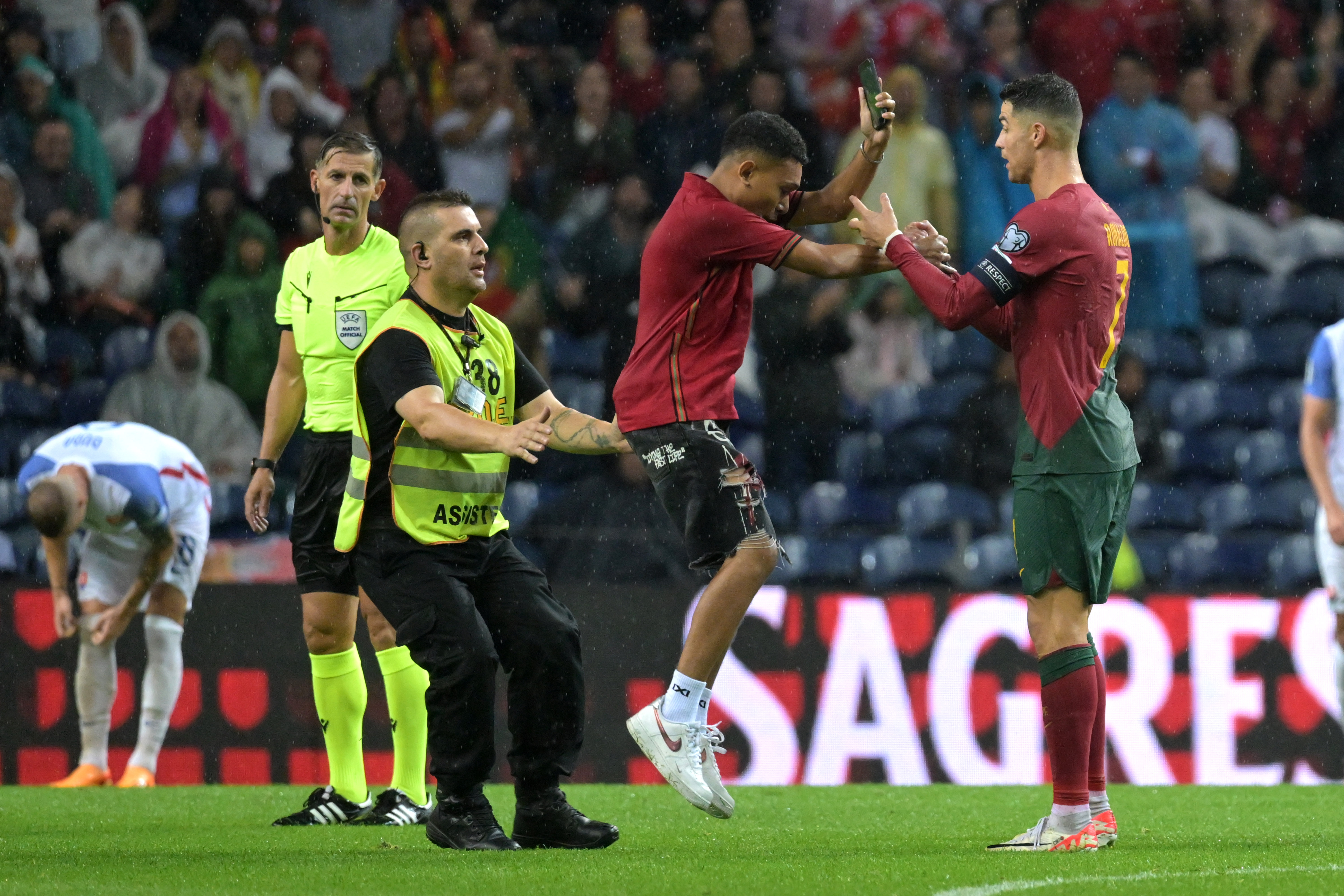 POV: Torcedor invadiu jogo Portugal x Eslováquia e capturou momento real com Cristiano Ronaldo
