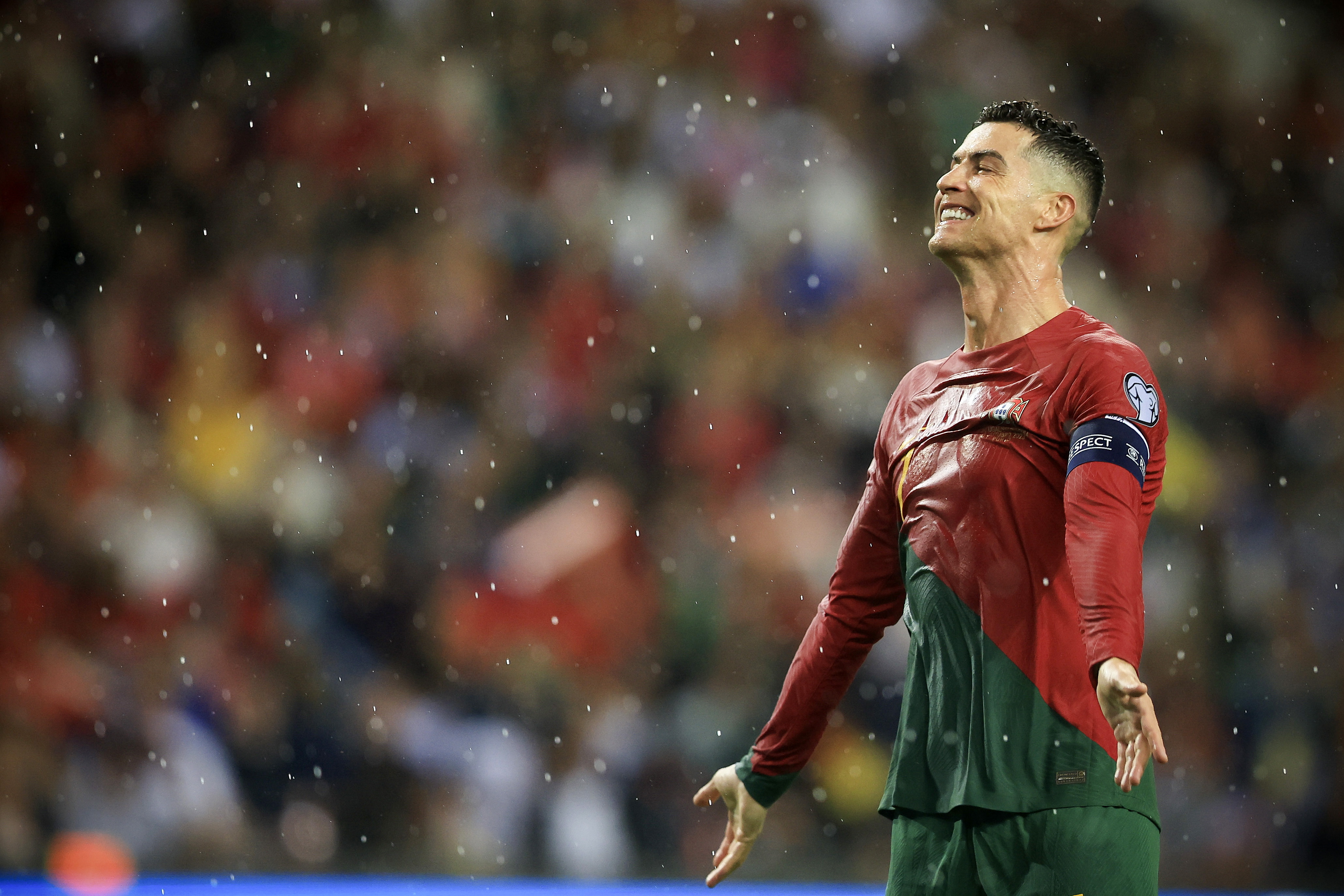 El capitán de Portugal, Cristiano Ronaldo, reacciona después de vencer a Eslovaquia por las eliminatorias a la Euro. (Foto Prensa Libre: EFE)