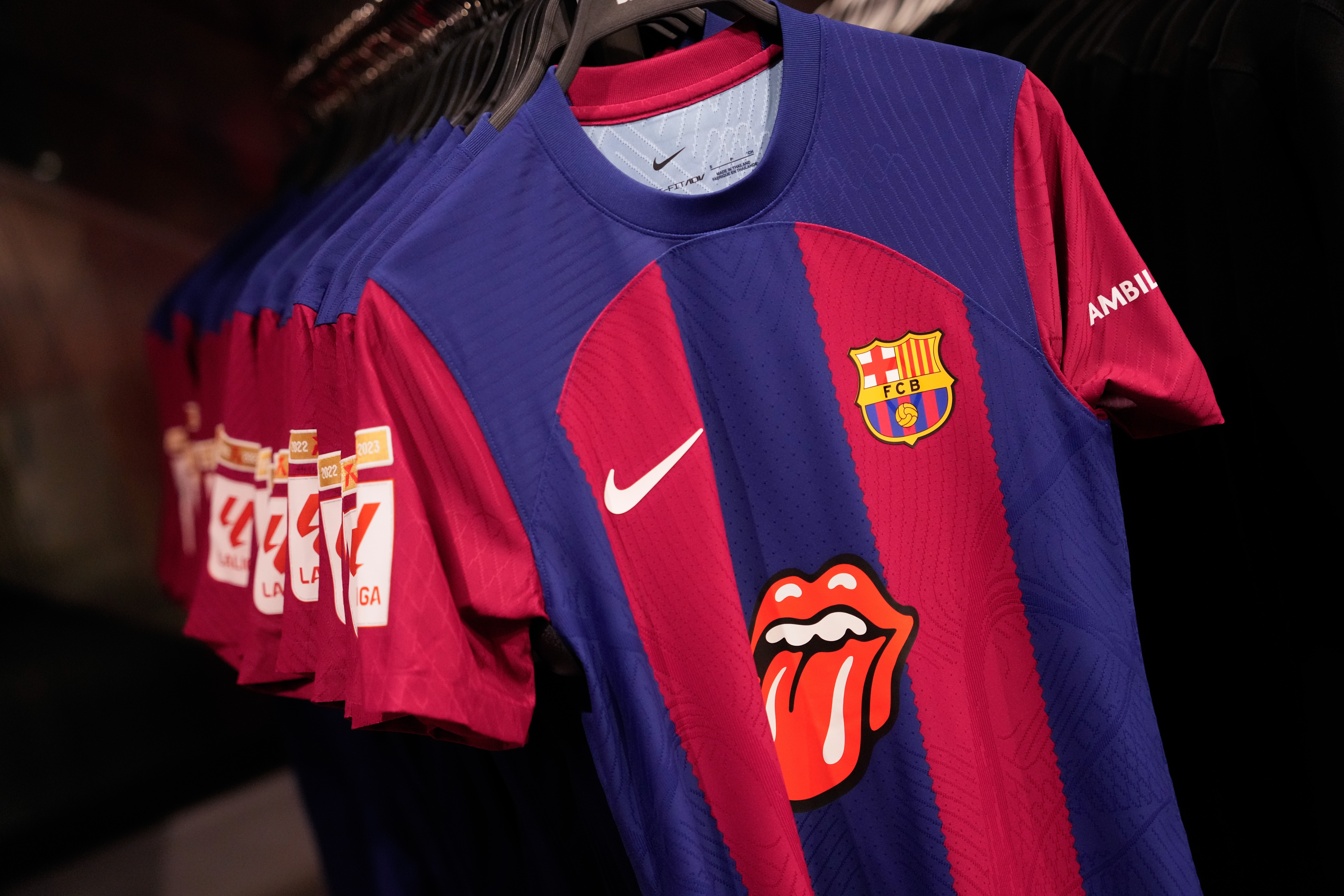 El FC Barcelona ha puesto este lunes a la venta una edición limitada de la camiseta del primer equipo con el logotipo de los Rolling Stones, que lucirá en el partido de LaLiga EA Sports que disputará contra el Real Madrid el próximo sábado 28 de octubre en el Estadio Olímpico Lluís Companys. Foto Prensa Libre (EFE)