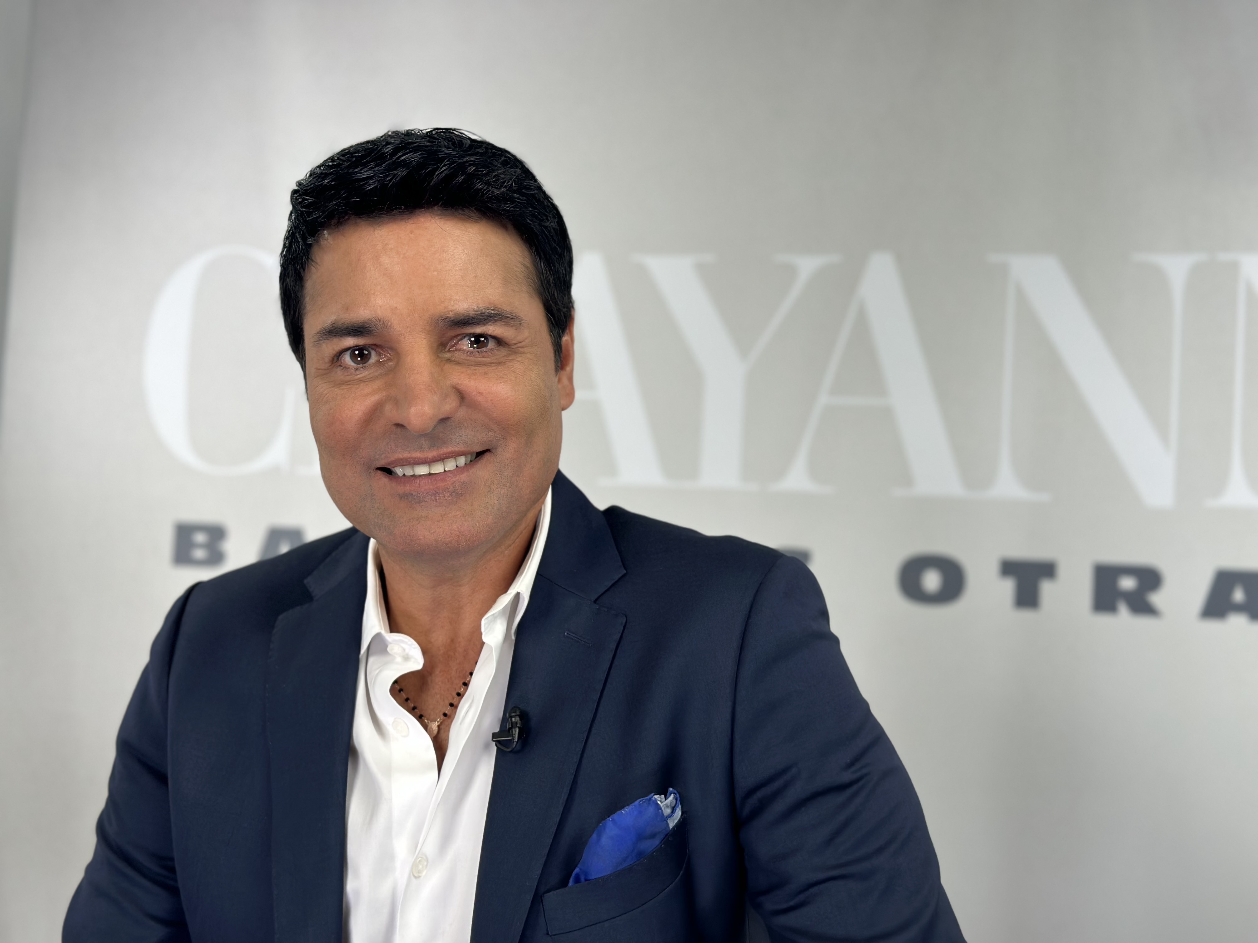 USA108. MIAMI (FL, EEUU), 27/10/2023.- El cantante puertorriqueño Chayanne posa para EFE durante una entrevista realizada hoy en Miami, Florida (EE.UU). Hace 40 años, Chayanne decidió lanzarse como intérprete solista. Tenía 14 años y acababa de salir de la banda juvenil Los Chicos. Hoy, a los 55 años y con un nuevo disco en la calle, el reconocido artista puertorriqueño confiesa en una entrevista con EFE que "se puede ser objeto de deseo" a cualquier edad y que su relación con el público sigue muy viva. EFE/Alicia Civita