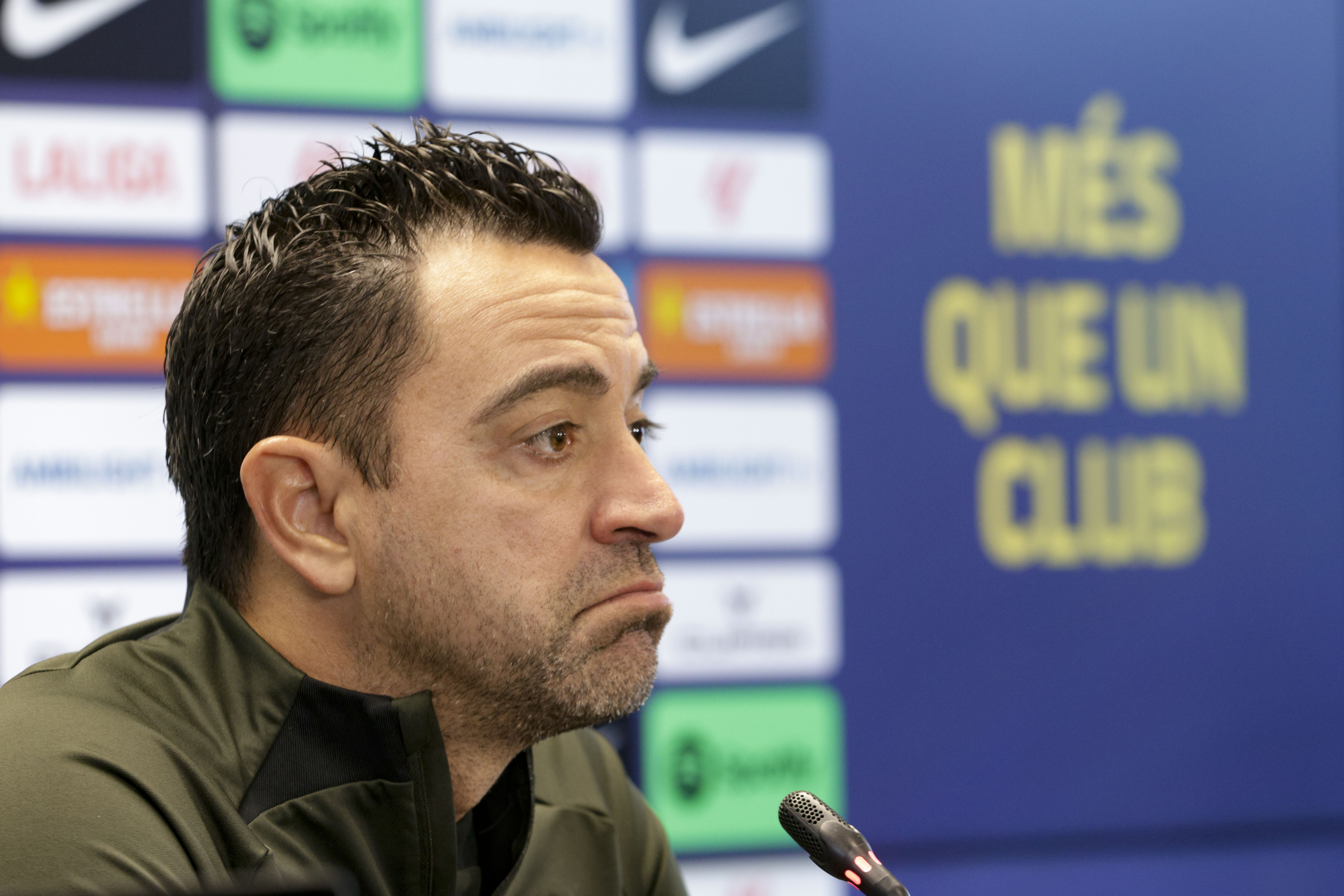 El entrenador del FC Barcelona, Xavi Hernández, durante la rueda de prensa posterior al entrenamiento que el equipo azulgrana hizo en la ciudad deportiva Joan Gamper. (Foto Prensa Libre: EFE)