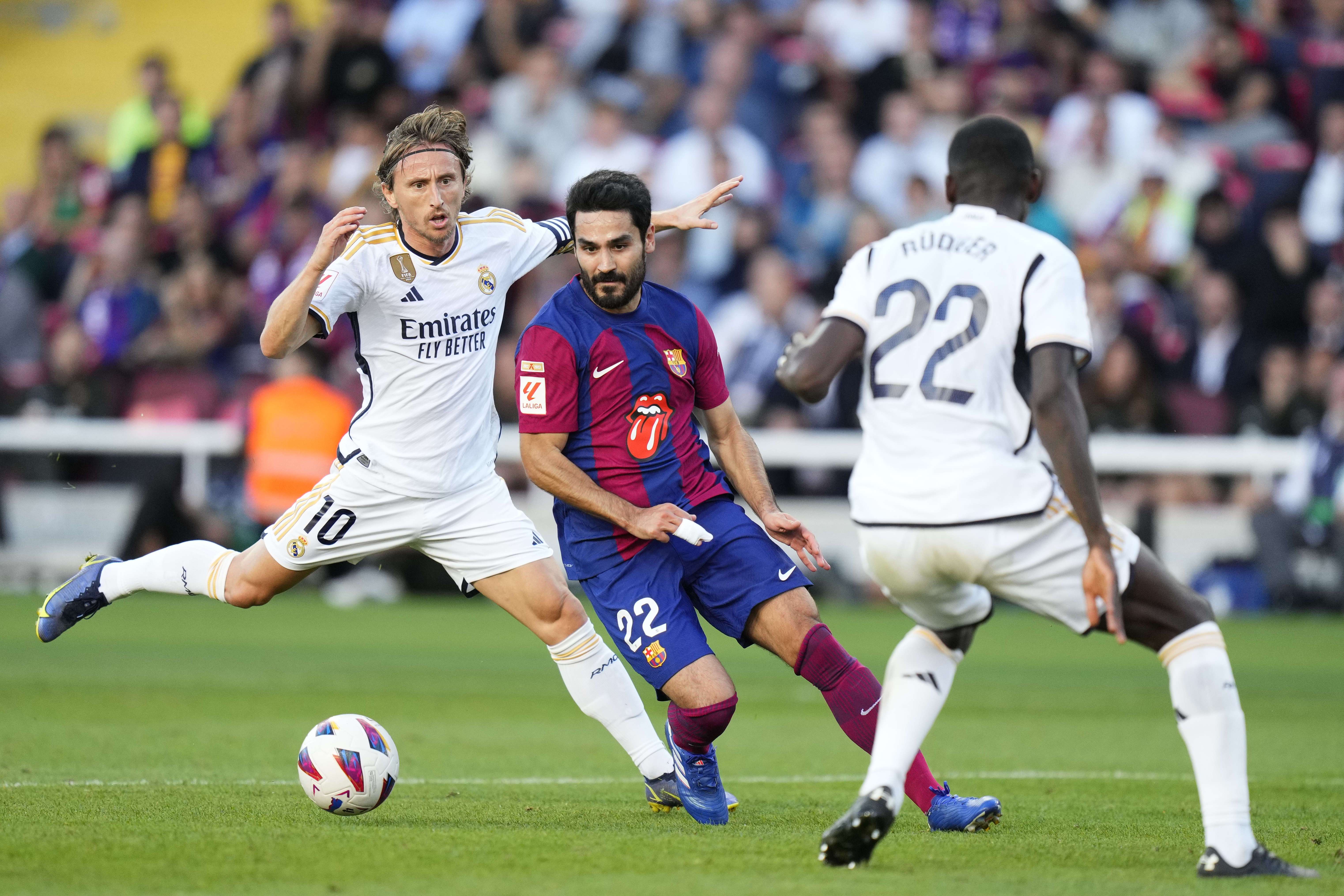 Luka Modric, centrocampista croata del Real Madrid disputa una posesión ante Ilkay Gündogan, centrocampista alemán del FC Barcelona.