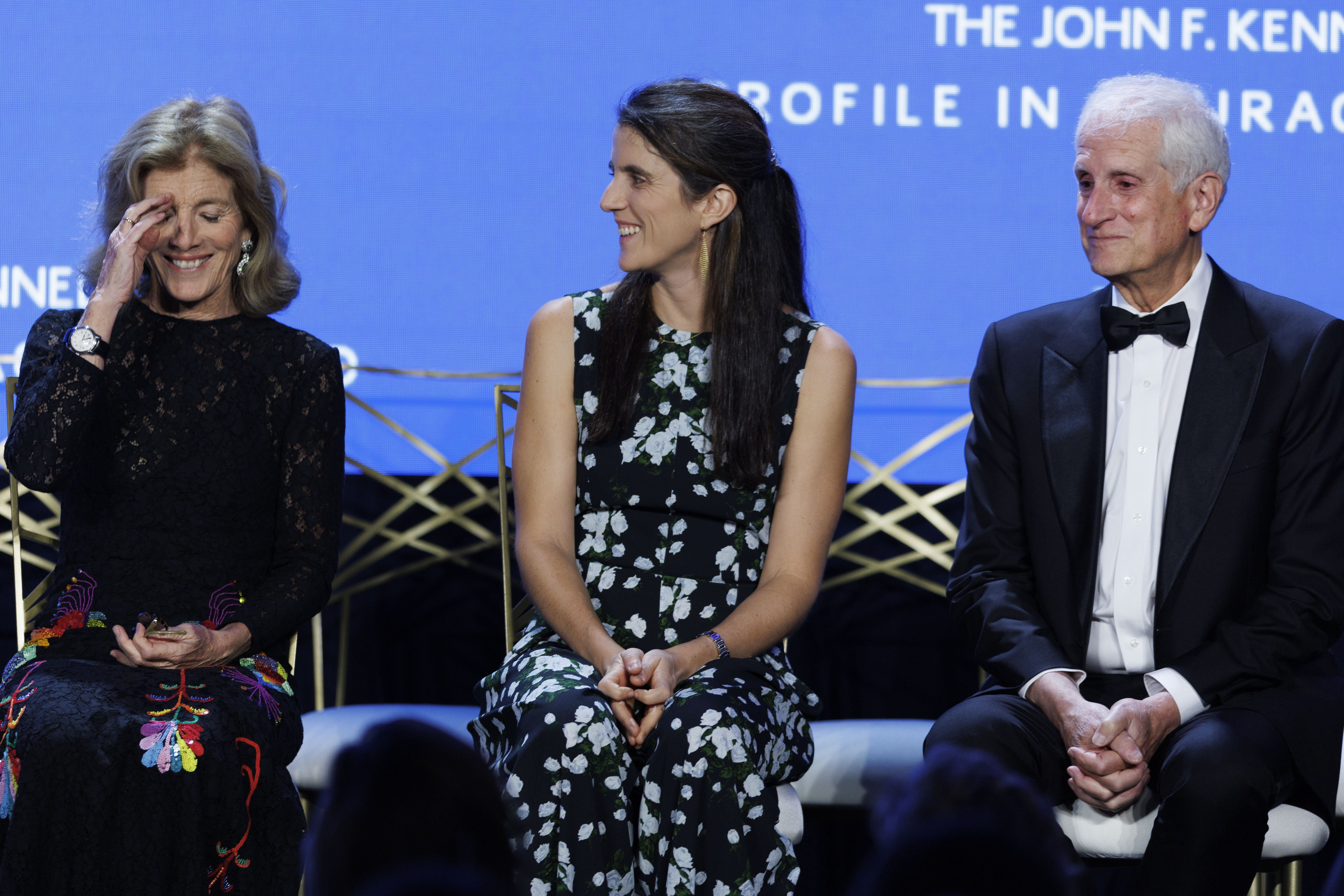 Tatiana Schlossberg junto con sus padres Ed Schlossberg (derecha) y Caroline Kennedy (izquierda). (Foto Prensa Libre: EFE)