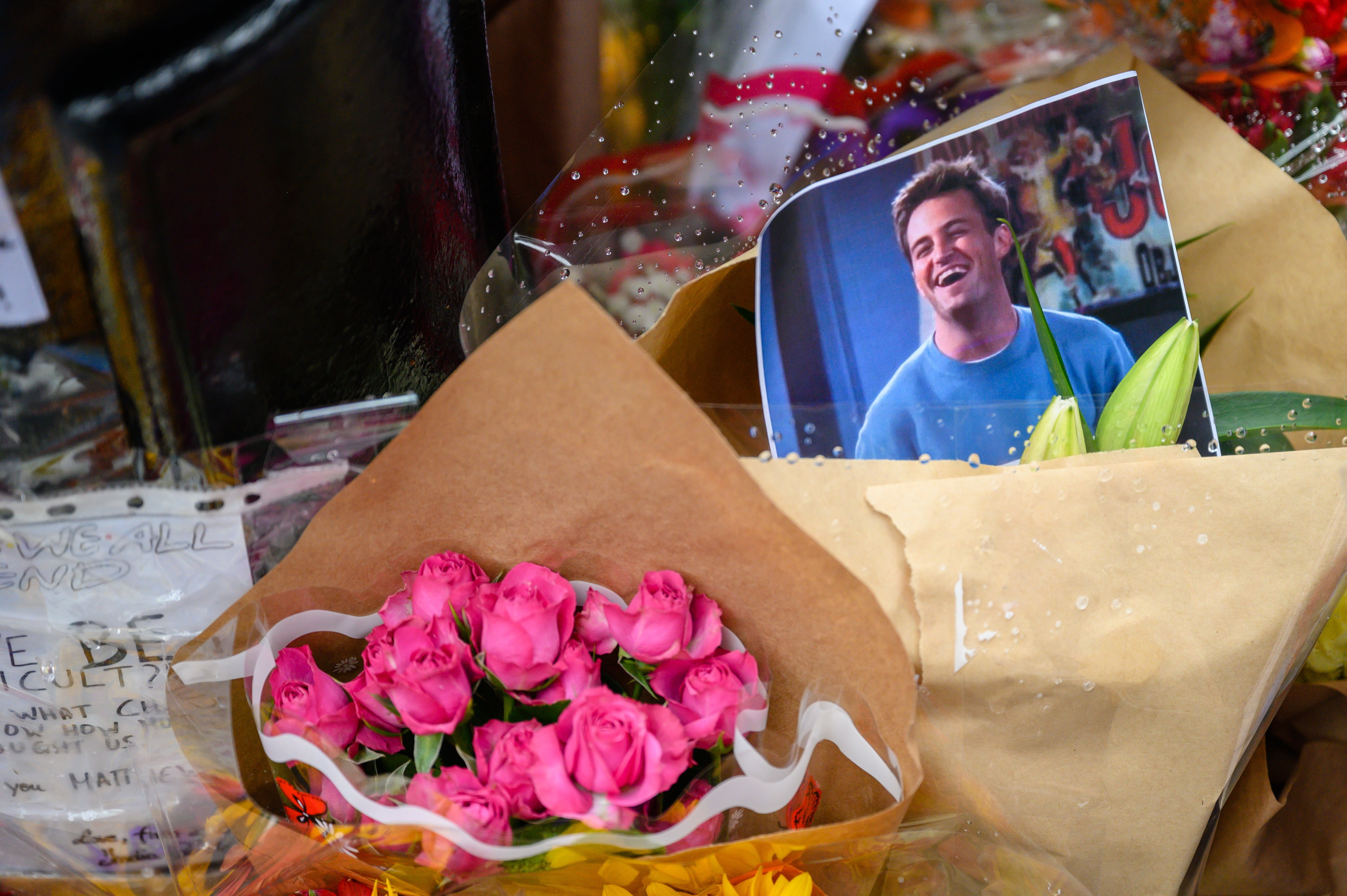 Los arreglos de flores sobre la tumba de Matthew Perry fueron retirados