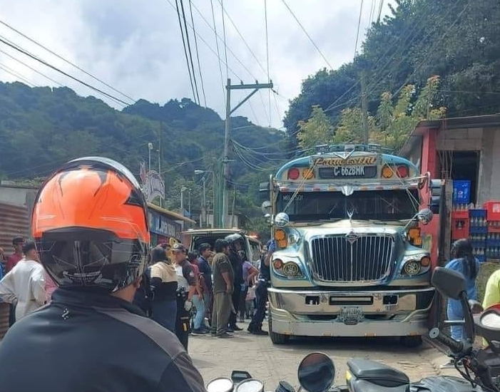 El piloto de un bus colectivo fue asesinado este 22 de octubre en la aldea El Manzanillo, Mixco, Guatemala. Es una de las ocho víctimas mortales este fin de semana en el área metropolitana. (Foto Prensa Libre: Aldea Manzanillo Mixco Facebook).