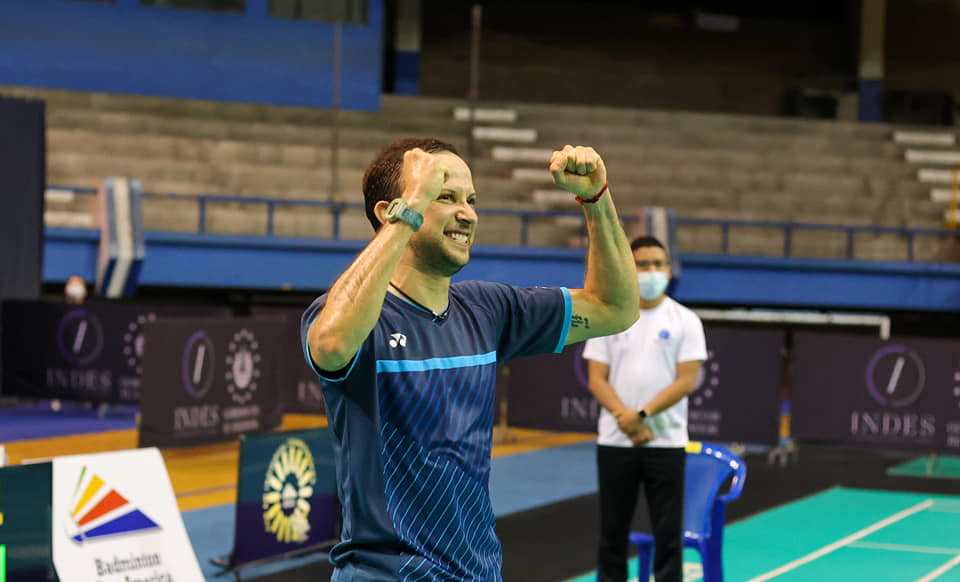 El badmintonista nacional, Kevin Cordón, celebra su triunfo ante el estadounidense Justin Ma en Santiago 2023. (Foto Prensa Libre: Federación Nacional de Bádminton)