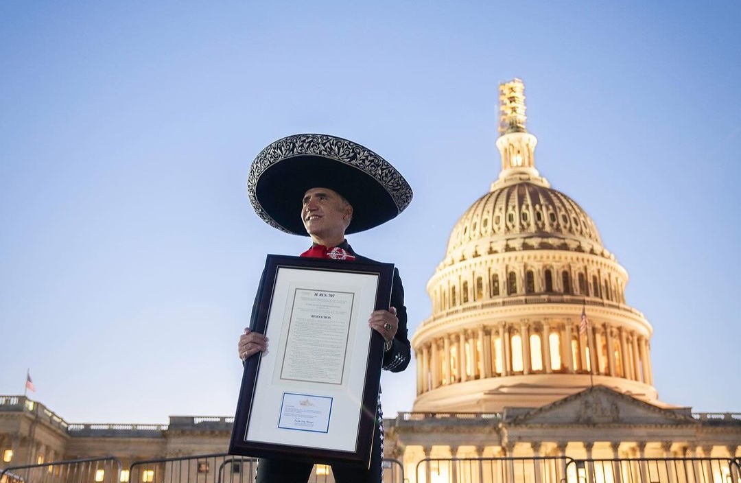 Alejandro Fernández en el Capitolio de Estados Unidos. (Foto Prensa Libre: Instagram @alexoficial)