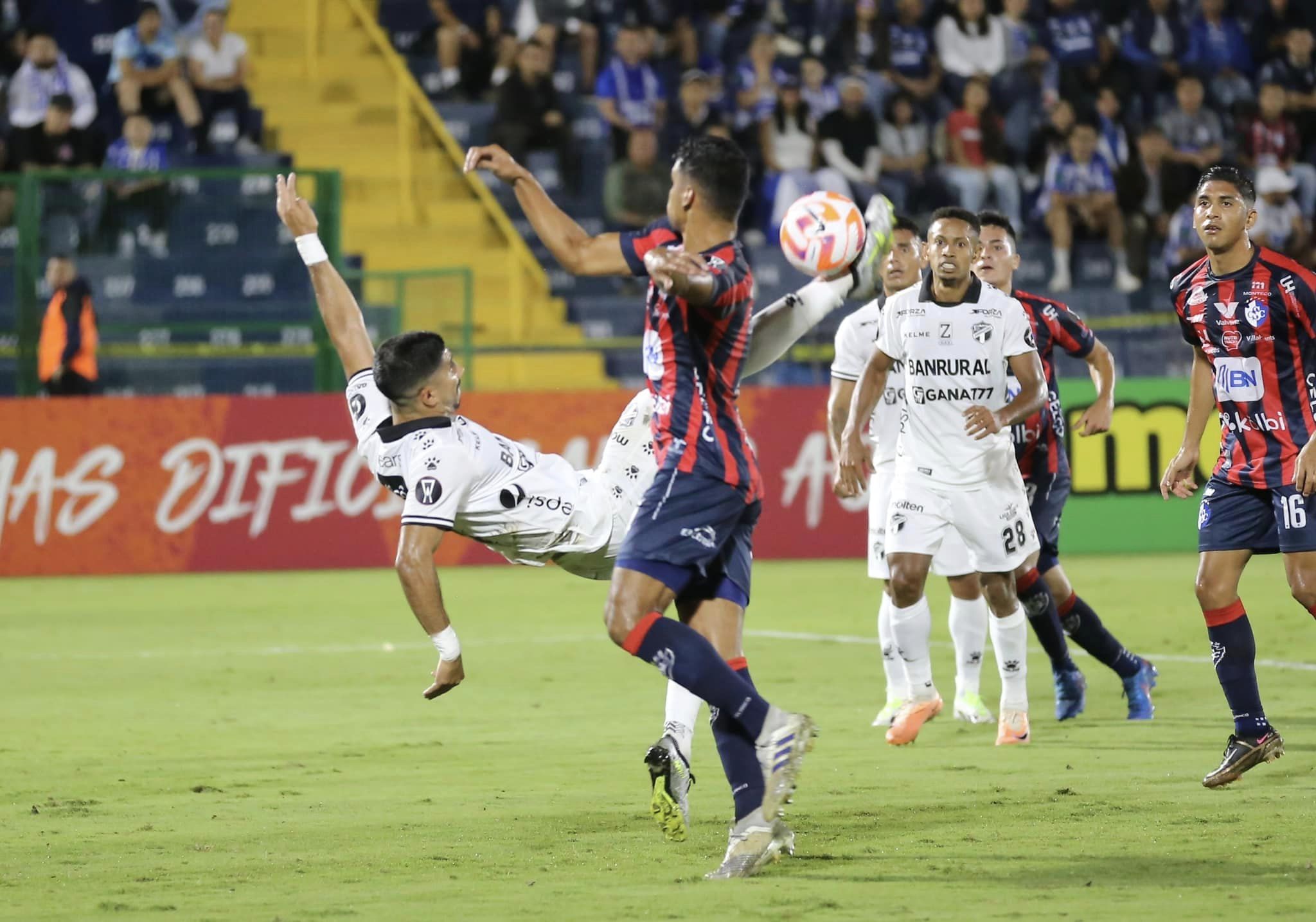 This is Gerardo Cardillo’s Chilean goal in a communications match against Cartagena.