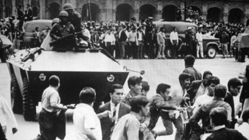 Soldados en el Zócalo de Ciudad de México, la plaza central del país. PORTAL 68. ARCHIVO HISTÓRICO. UNAM