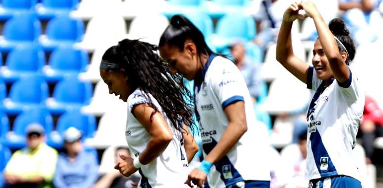 La delantera del Club Puebla Femenil, Aisha Solórzano, festeja con los brazos levantados y la señal del corazón su primer doblete en la Liga MX. (Foto Prensa Libre: Liga BBVA MX Femenil)