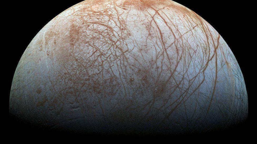 Europa, una de las lunas heladas de Júpiter es el lugar de nuestro Sistema Solar con más posibilidades de albergar vida extraterrestre.