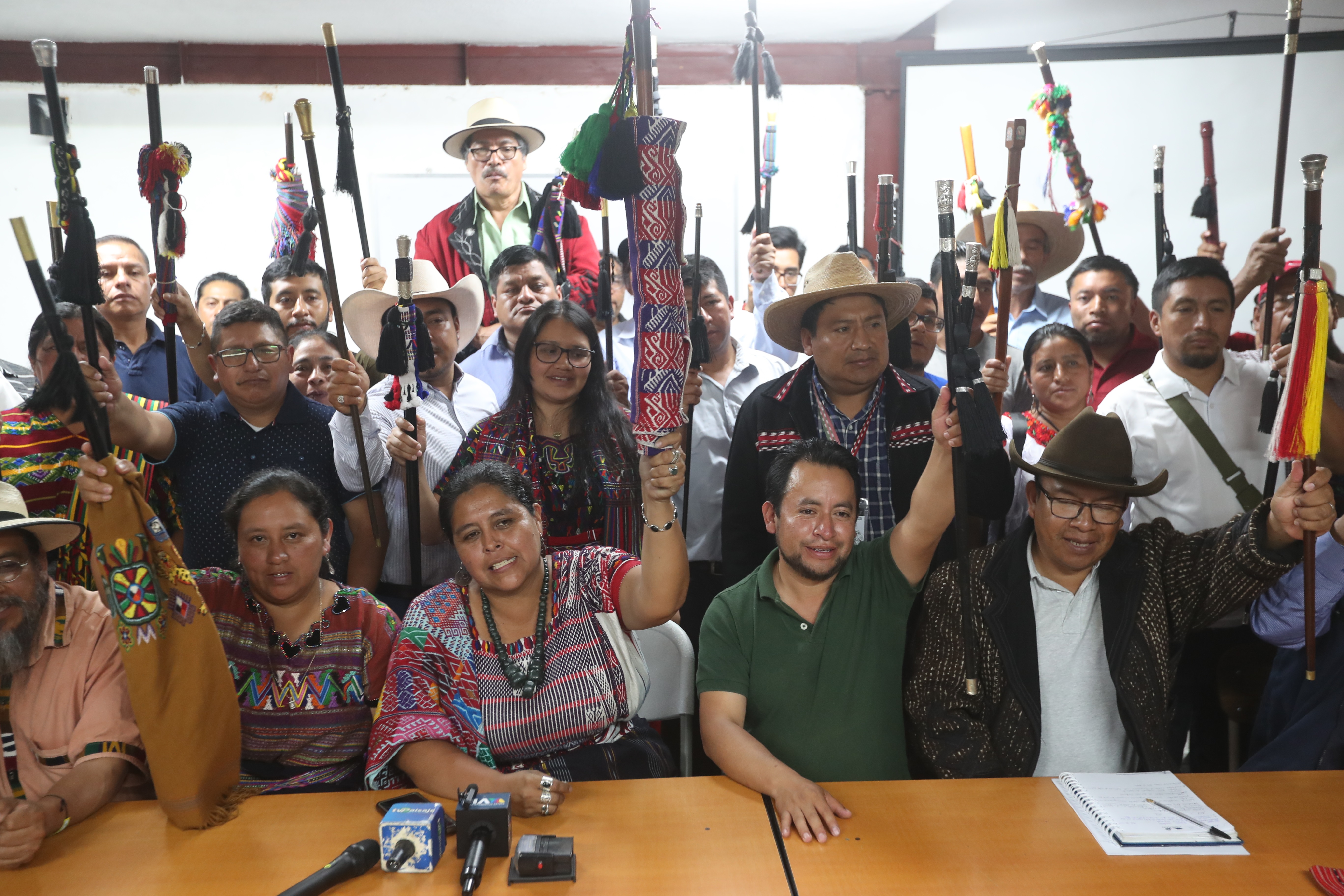 Los 48 cantones de Totonicapán y otras organizaciones indígenas participan en una conferencia de prensa donde muestran su rechazo a la fiscal general, Consuelo Porras. (Foto Prensa Libre: Érick Ávila)