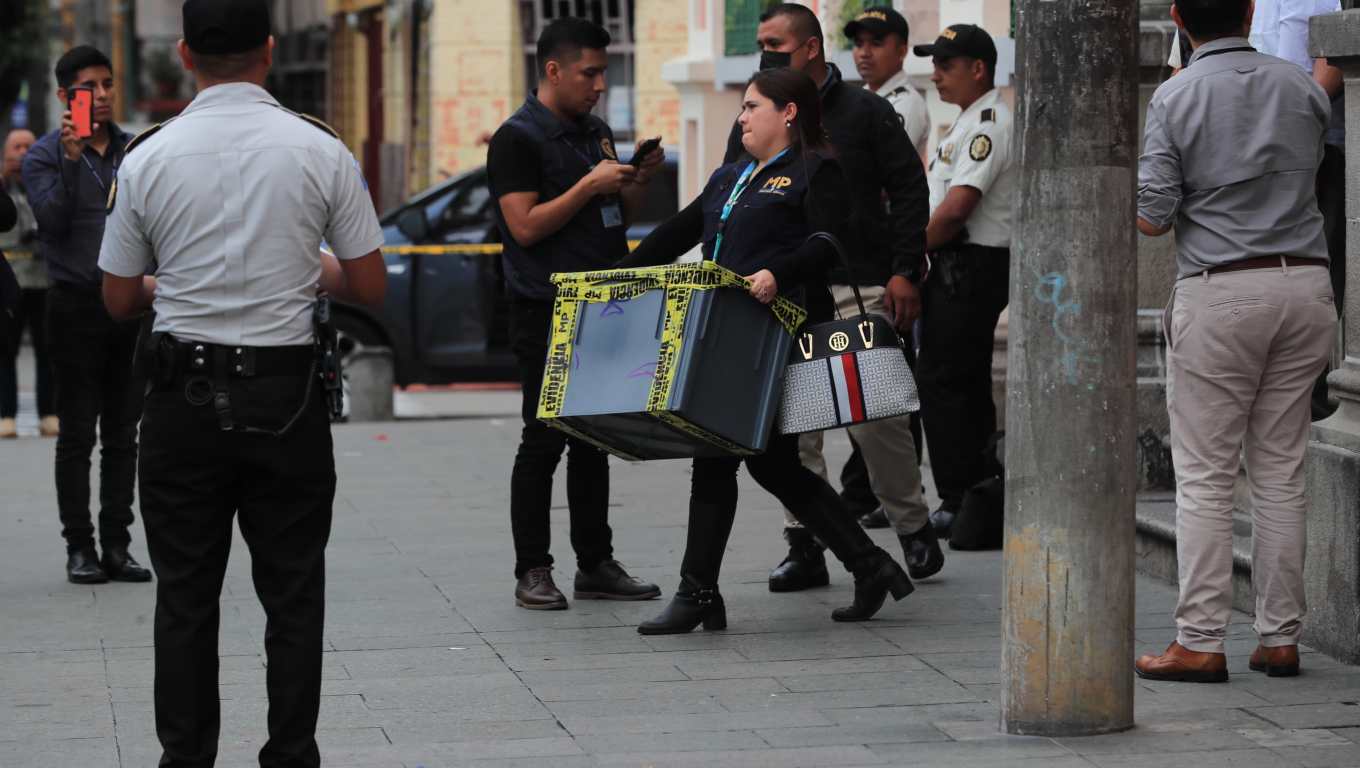 Fiscales del MP allanan la sede central del TSE en la Ciudad de Guatemala y secuestran actas de las elecciones generales. (Foto Prensa Libre: Élmer Vargas)
