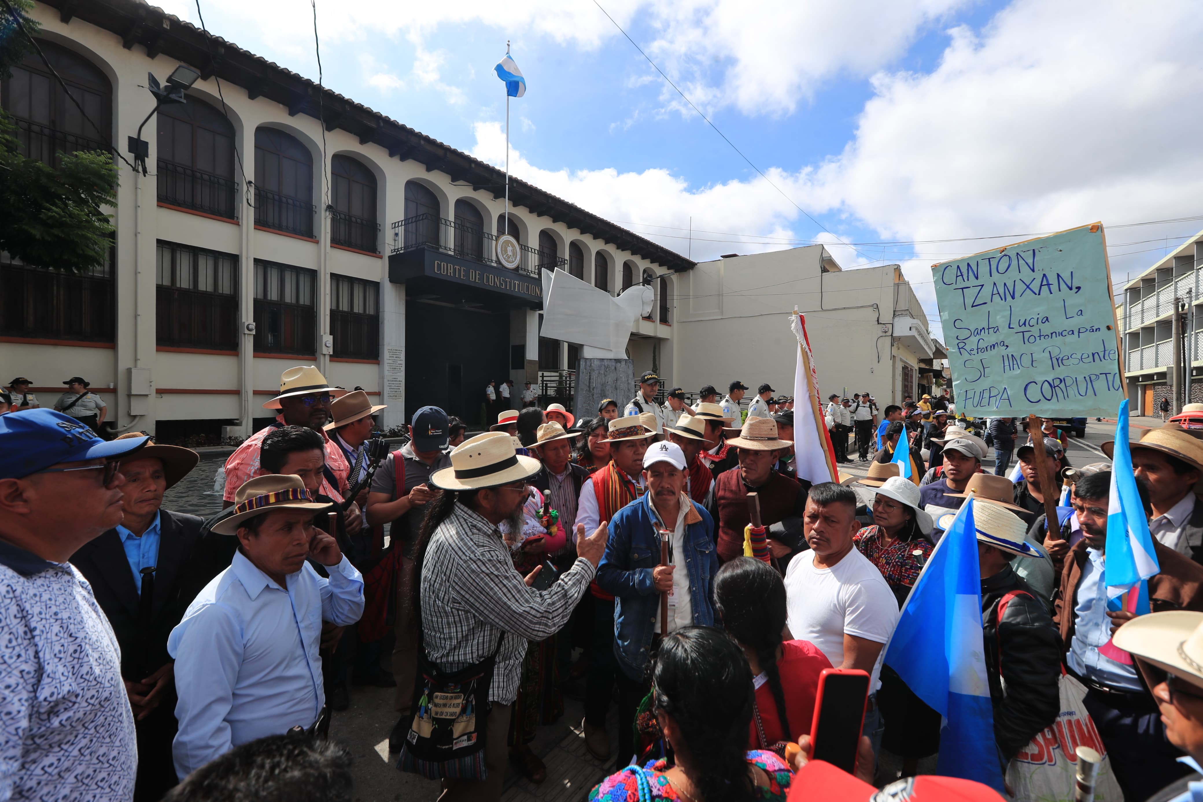 La acción de amparo contra el TSE fue presentada ante la CC, donde decenas de personas protestan en medio de una crisis política. (Foto Prensa Libre: Élmer Vargas)