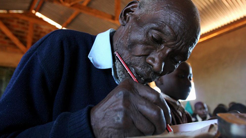 Kimani N'gan'ga Maruge tuvo que aprender hasta cómo coger el lápiz para poder escribir a los 84 años.  REUTERS