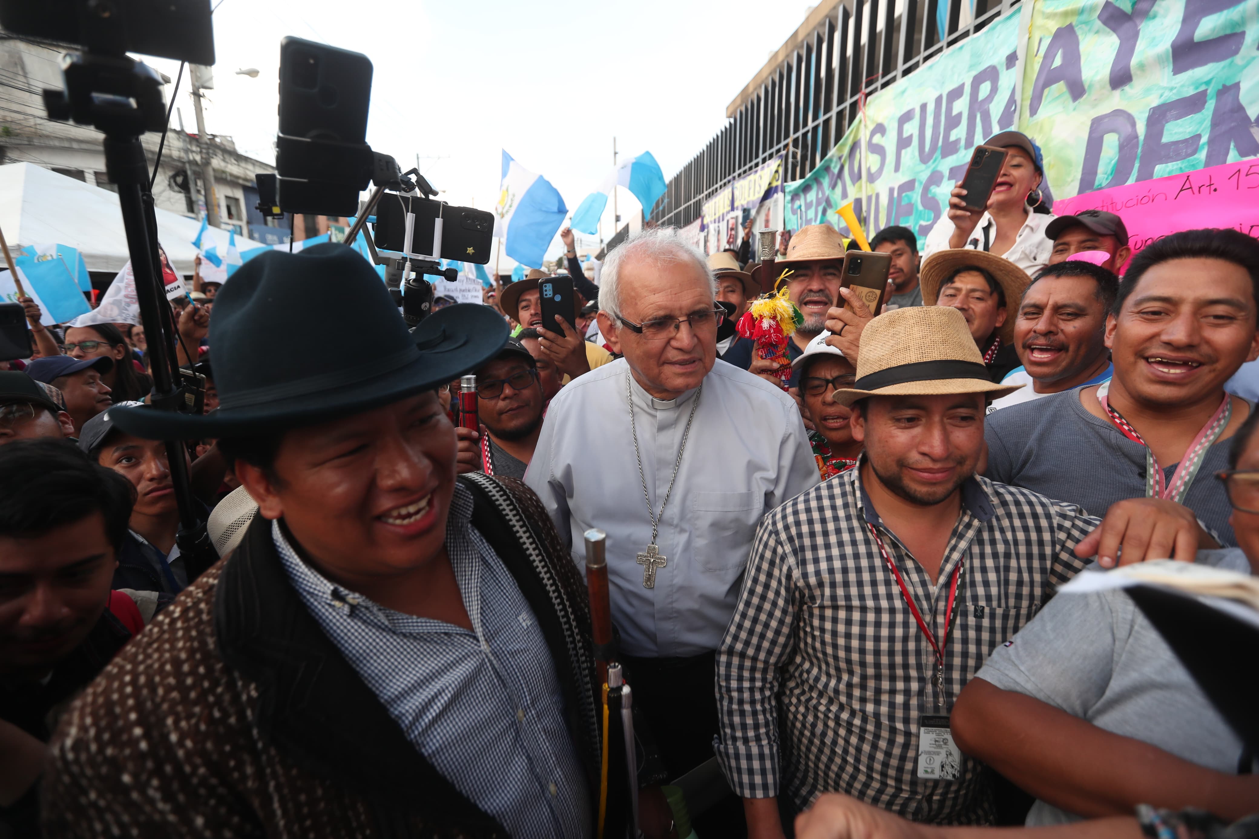 El Cardenal Álvaro Ramazzini se presentó al plantó que representantes de los 48 cantones de Totonicapán efectúan frente a la sede del MP para exigir la renuncia de la fiscal general Consuelo Porras. (Foto Prensa Libre: Érick Ávila)