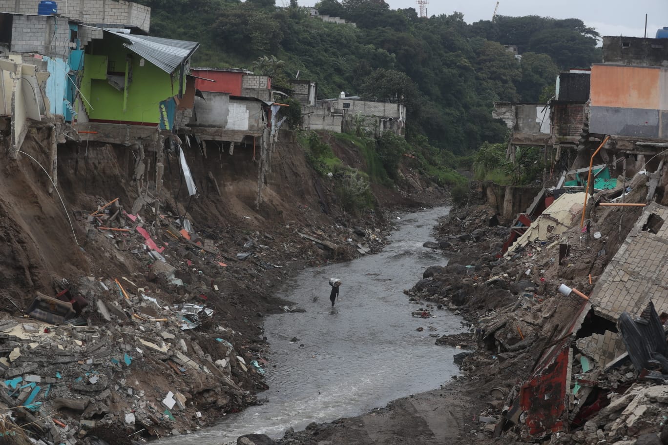 Alcaldes que integran la Mancomunidad del Sur solicitan al presidente Alejandro Giammattei decretar Estado de Calamidad en San Miguel Petapa, donde varias casas han caído al río. (Foto Prensa Libre: Juan Diego González)