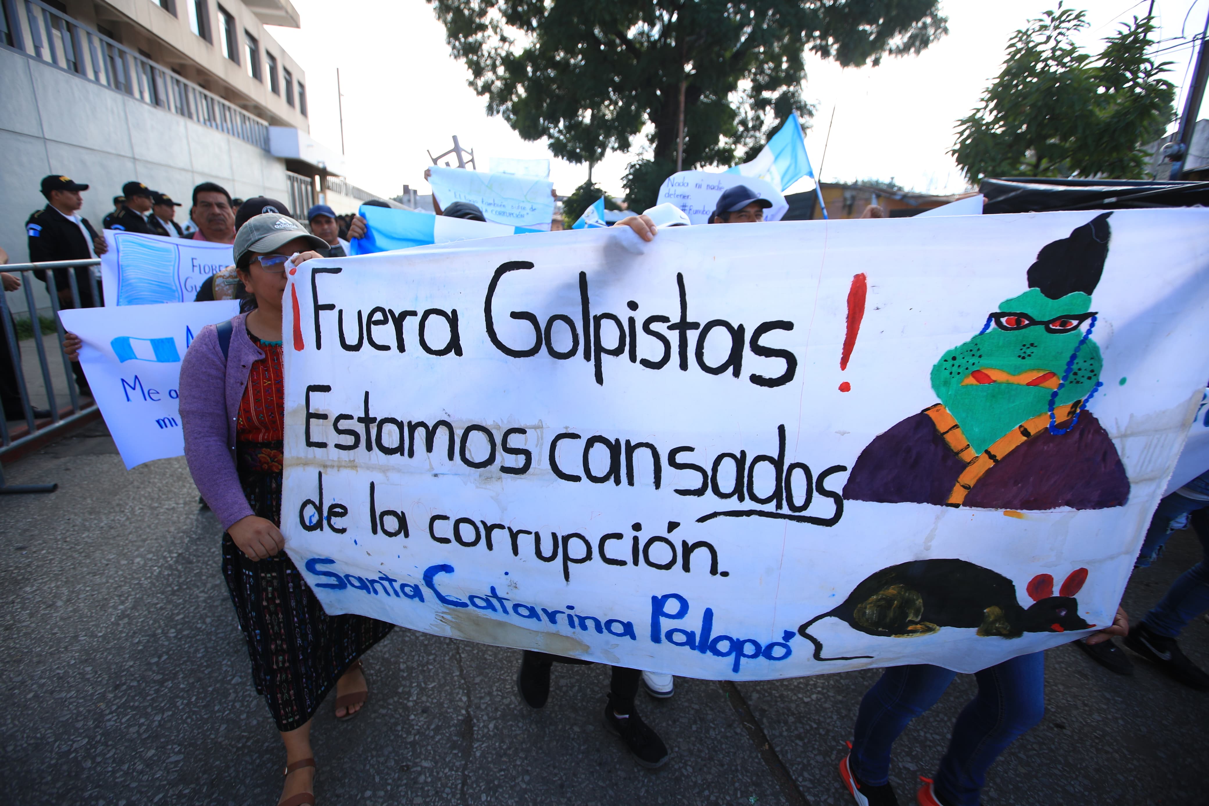 Las protestas contra la fiscal general Consuelo Porras continúan frente a la sede de la Fiscalía. (Foto Prensa Libre: Carlos Hernández Ovalle)