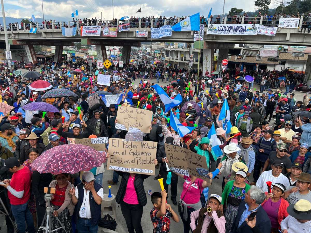 Miles de personas participaron en protestas y bloqueos durante más de tres semanas para exigir la renuncia de la fiscal general Consuelo Porras. (Foto Prensa Libre: Mynor Toc)