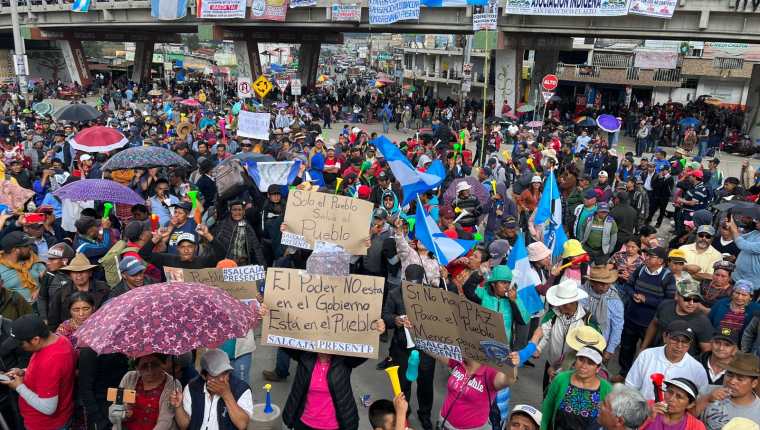 Miles de personas participaron en protestas y bloqueos durante mÃ¡s de tres semanas para exigir la renuncia de la fiscal general Consuelo Porras. (Foto Prensa Libre: Mynor Toc)