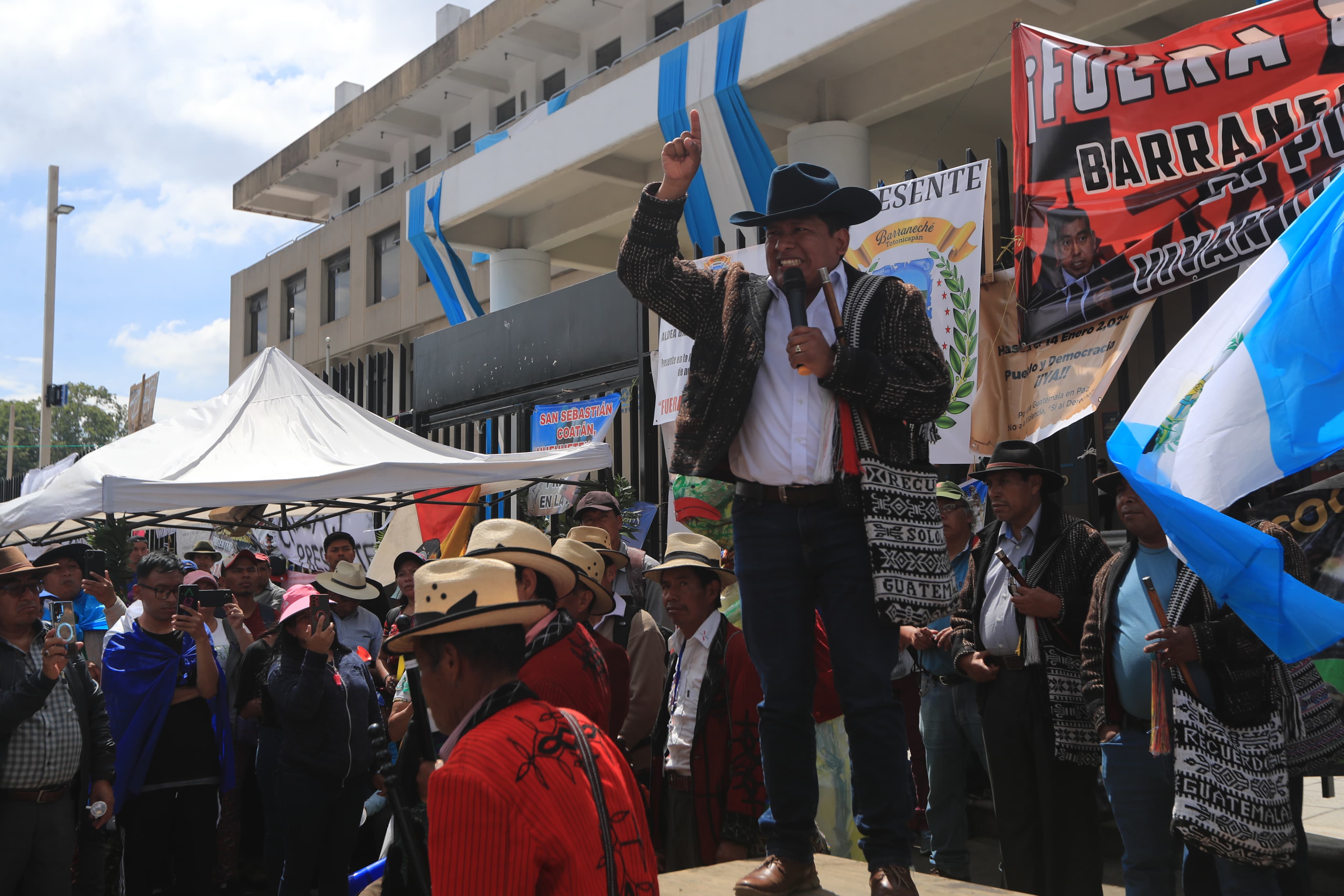 Representantes de la Alcaldía Indígena de Sololá hablan sobre la crisis política que afecta al país. (Foto Prensa Libre: Élmer Vargas)