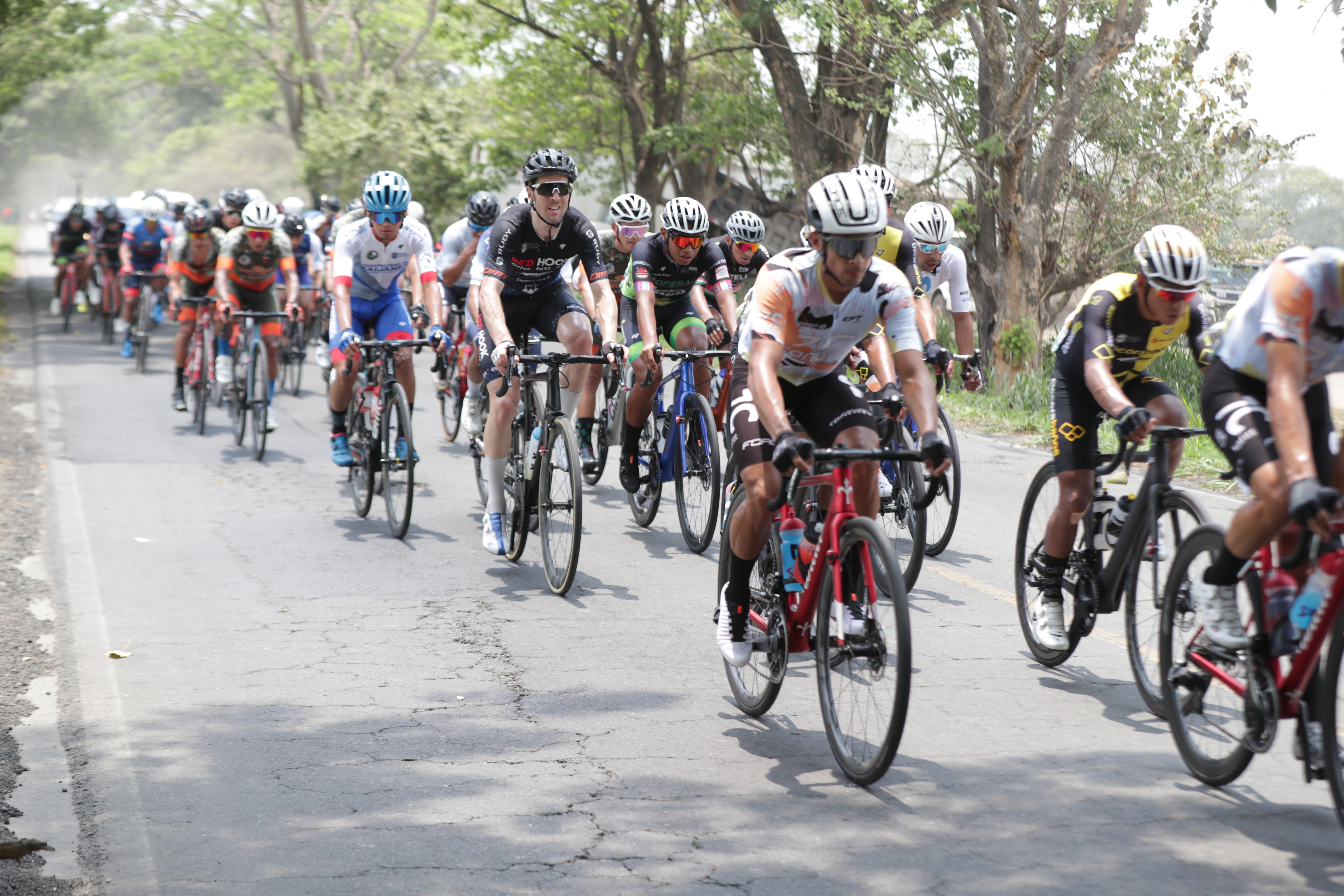 Se espera la participación de más de 100 corredores para la edición 62 de la Vuelta a Guatemala. (Foto Prensa Libre: Hemeroteca)