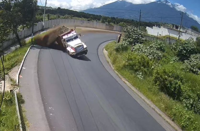 Video: momento en que camión descontrolado se accidenta y así salieron del vehículo el piloto y su acompañante