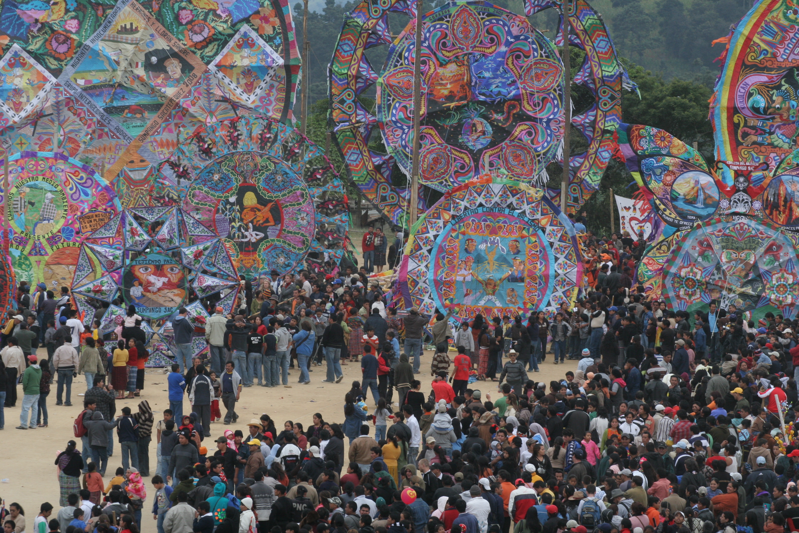 Cada 1 de noviembre miles de personas llegan a Sumpango Sacatepéquez para presenciar el Festival de Barriletes Gigantes. (Foto: Hemeroteca PL)