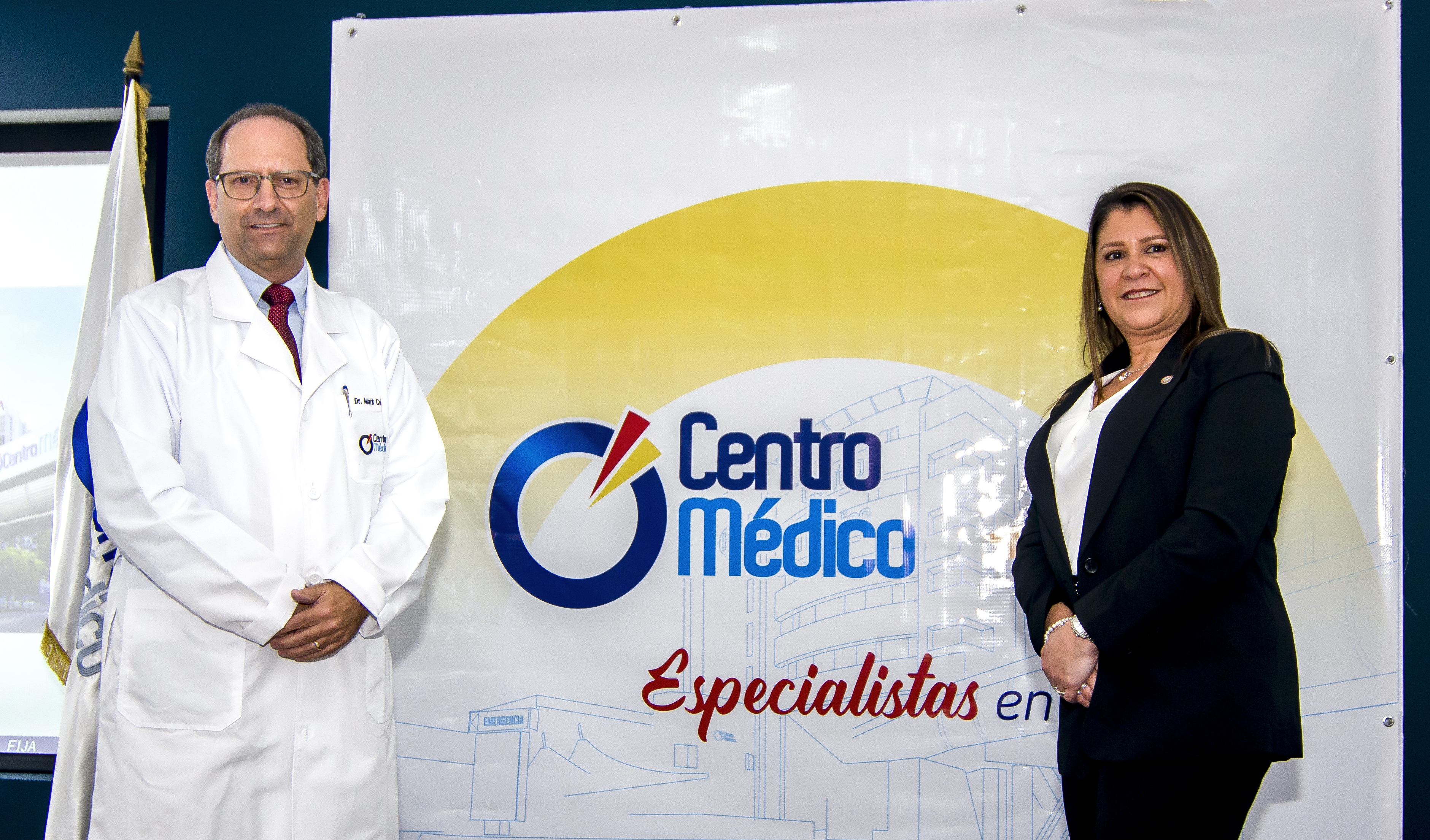 Licenciada Aurora García, gerente general de Centro Médico; y Dr. Mark Cohen Todd, presidente del Consejo de Administración. Foto Prensa Libre: Sergio Muñoz