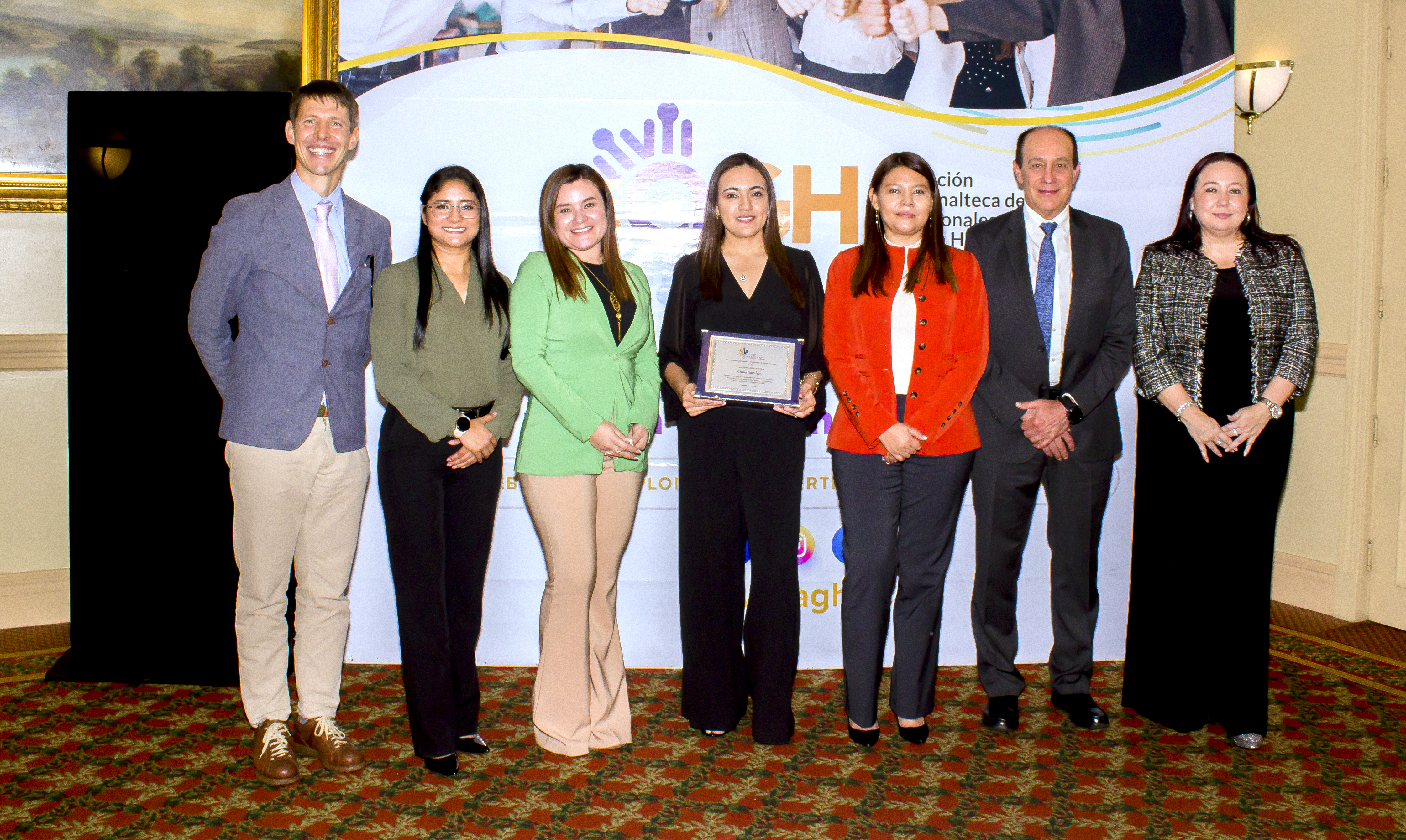Miembros del Grupo Pantaleon recibieron el galardón por Mejores Prácticas en Gestión Humana. Foto Prensa Libre: Cortesía Gabriela Santisteban.