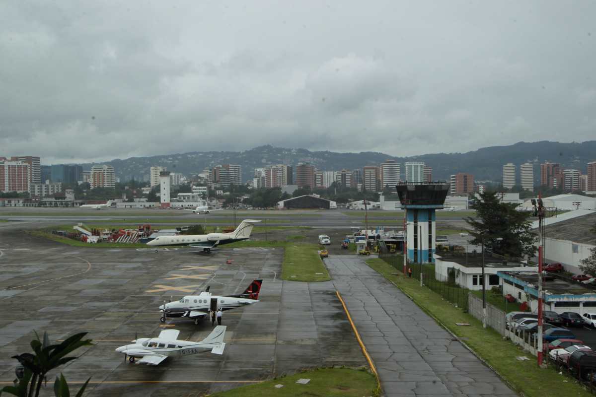 Aviones en el aeropuerto La Aurora. Esta terminal aérea podría quedarse sin combustible para las aeronaves en los próximos días. (Foto Prensa Libre: Hemeroteca PL)