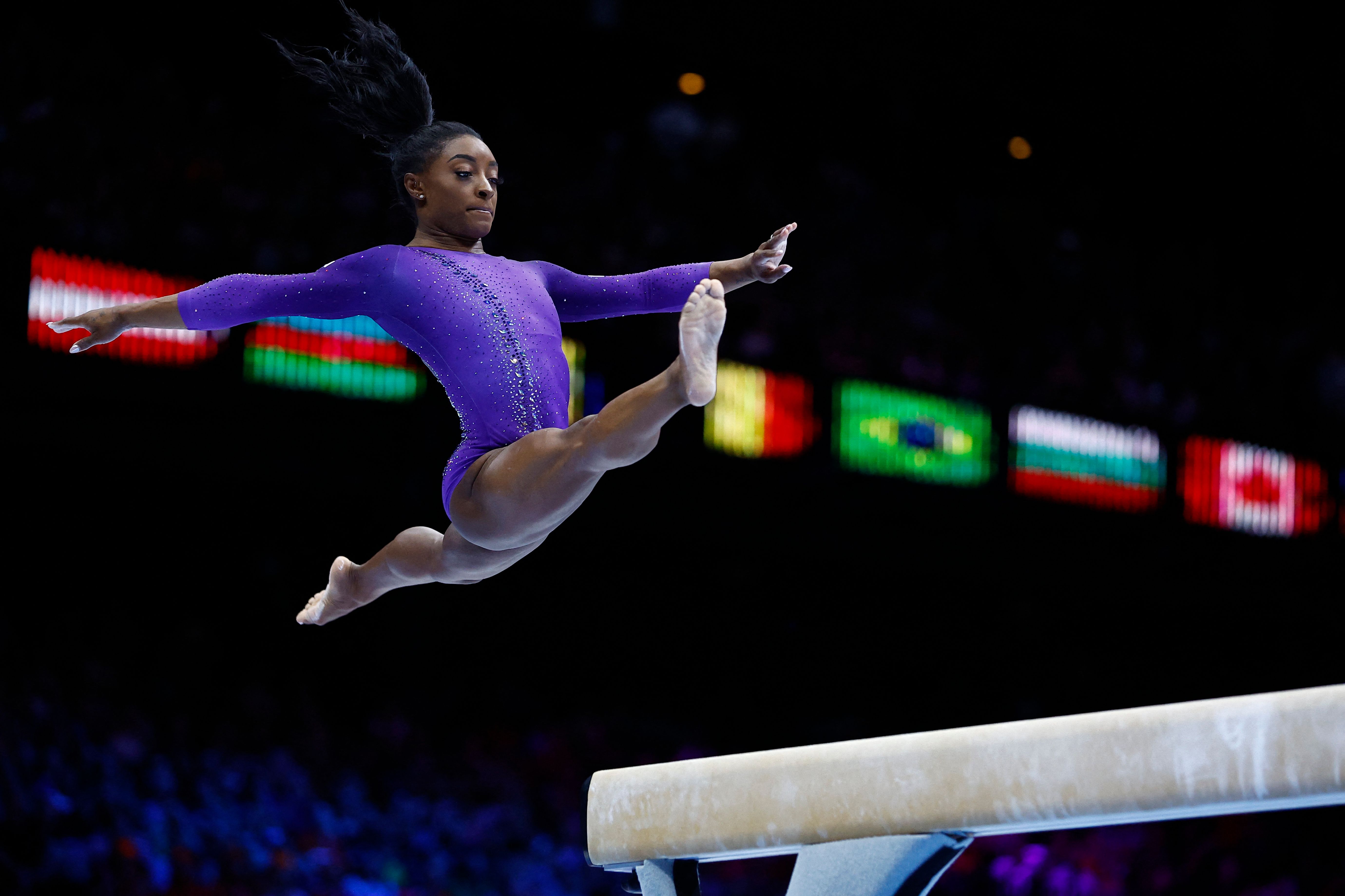 La atleta estadounidense, Simoen Biles, compite en la fina de barra y suelo durante el Mundial de Gimnasia Artística, en Amberes, Bélgica. (Foto Prensa Libre: AFP)