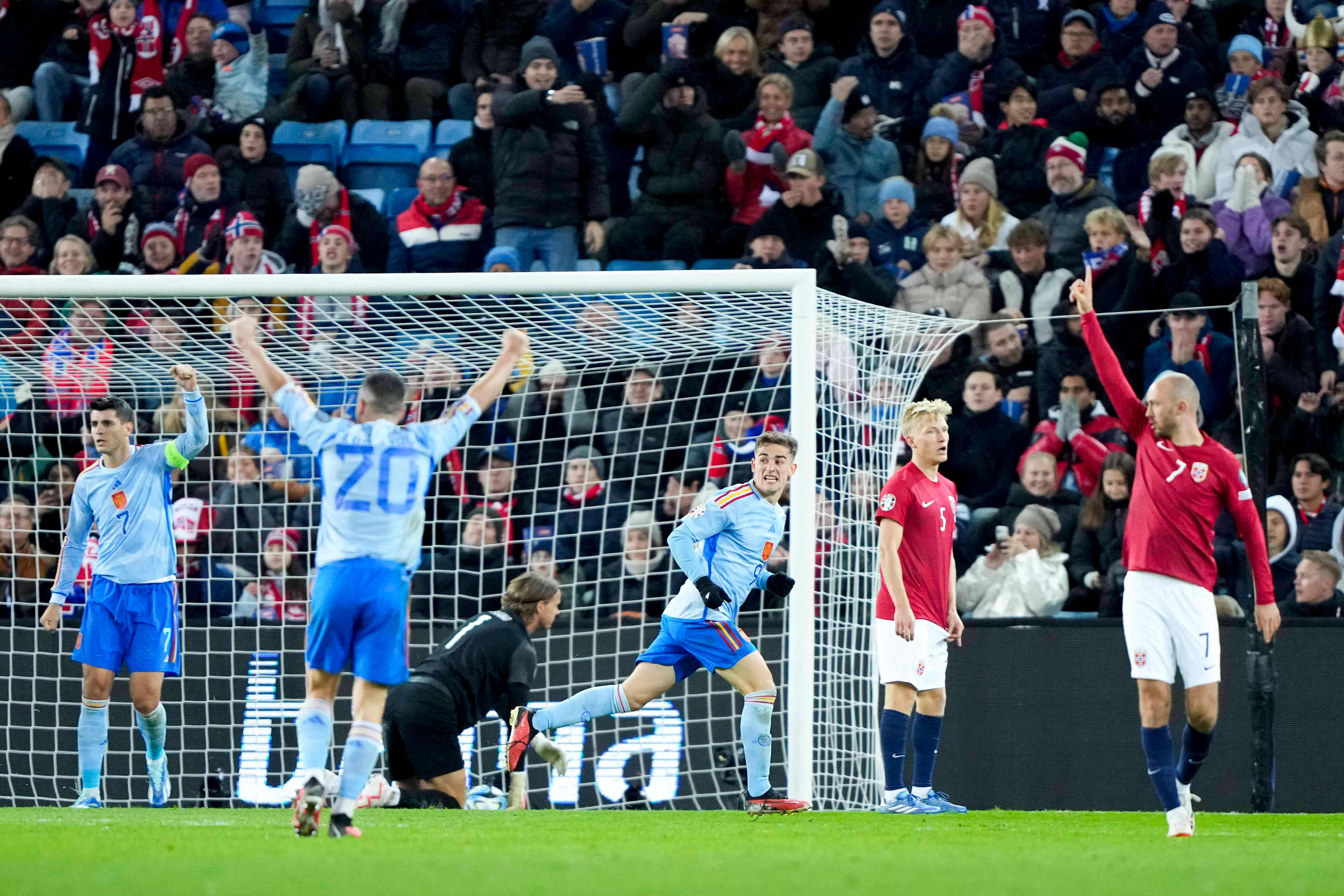 El mediocampista de España, Gavi (C), celebra su gol a Noruega. (Foto Prensa Libre: AFP)
