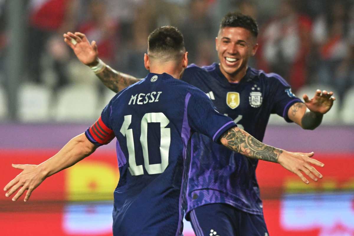 Messi y Enzo celebran un gol de Argentina.