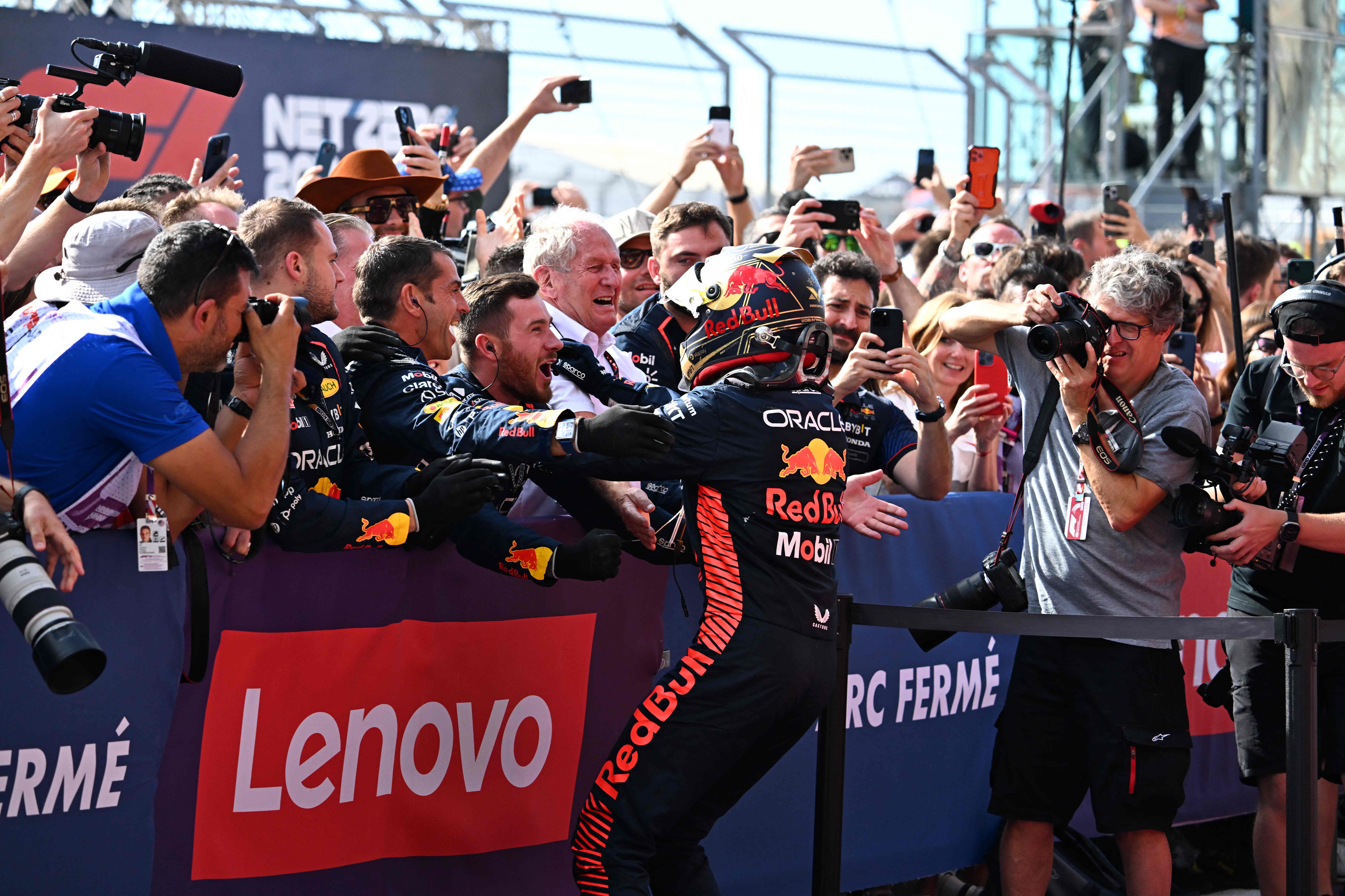 El piloto de Red Bull, Max Verstappen, celebra luego de ganar el Gran Premio de Estados Unidos. (Foto Prensa Libre: AFP)