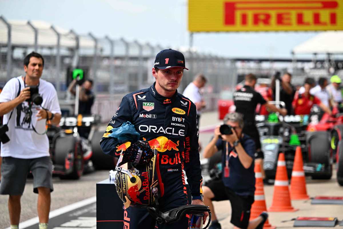 El piloto de Red Bull, Max Verstappen, camina luego del Sprint en el Circuito de las Américas. (Foto Prensa Libre: AFP)